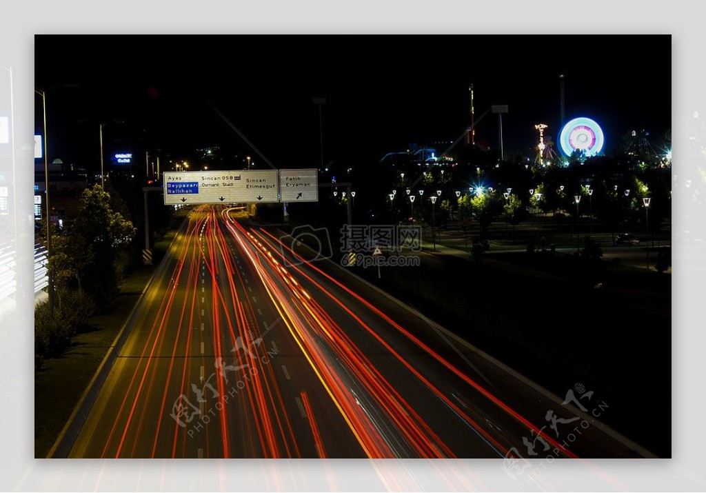 夜晚下的道路