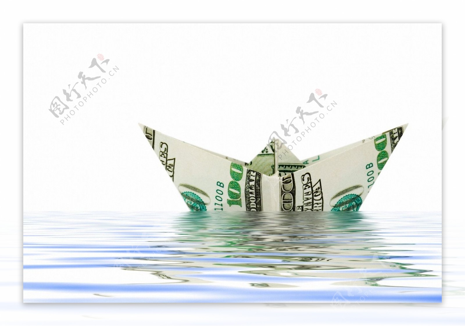 水面上的折成船形的纸币图片