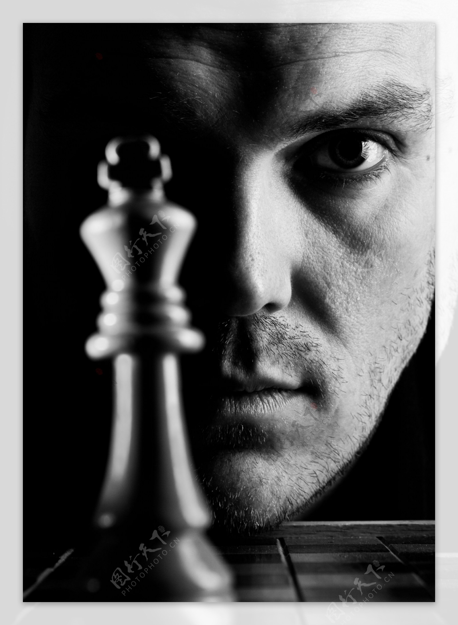 男人与国际象棋图片