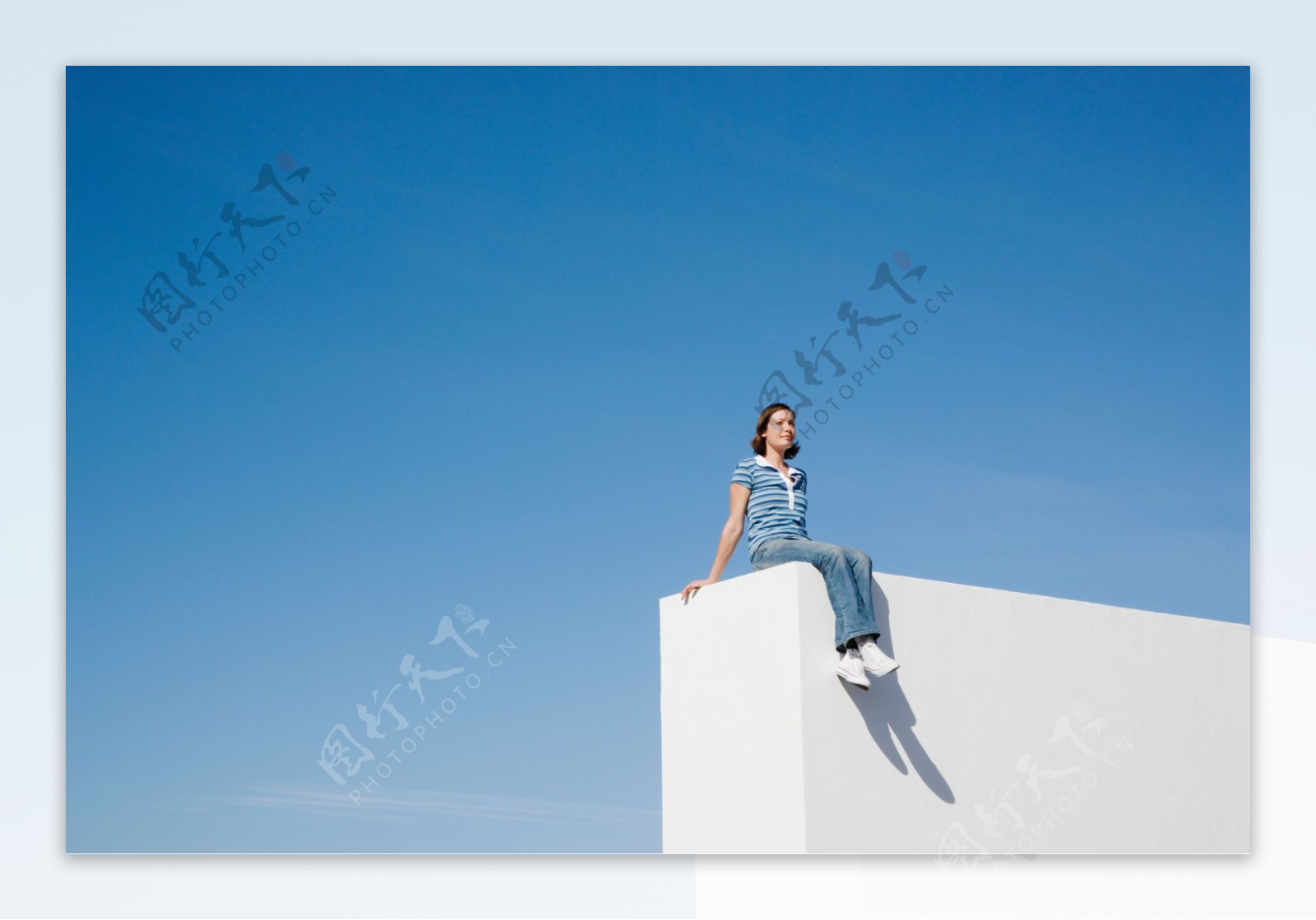 坐在高处的外国女人图片