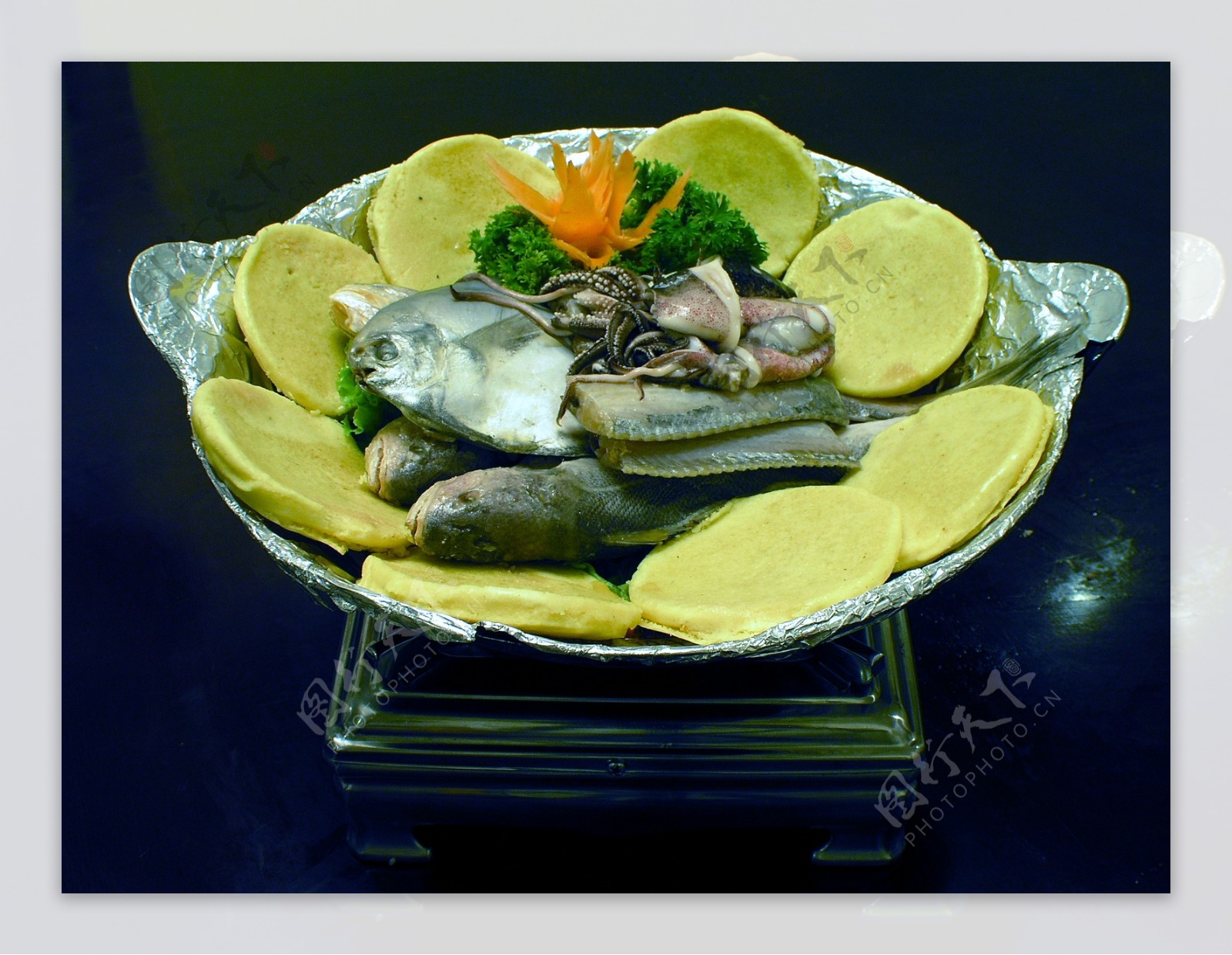 海鲜鱼锅饼子图片
