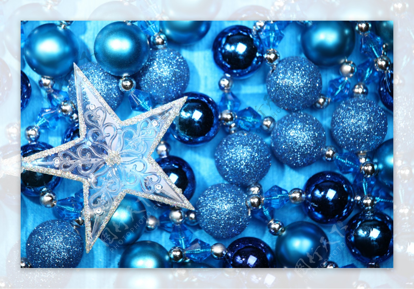 蓝色调圣诞装饰品图片