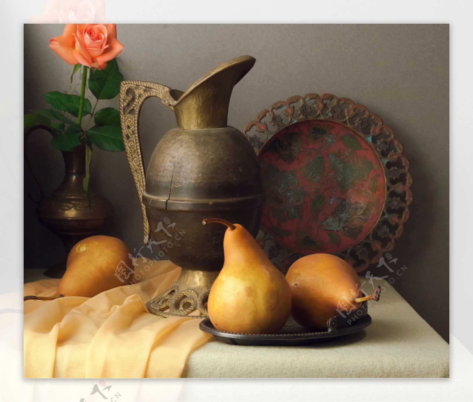 桌上的古典水壶和梨图片