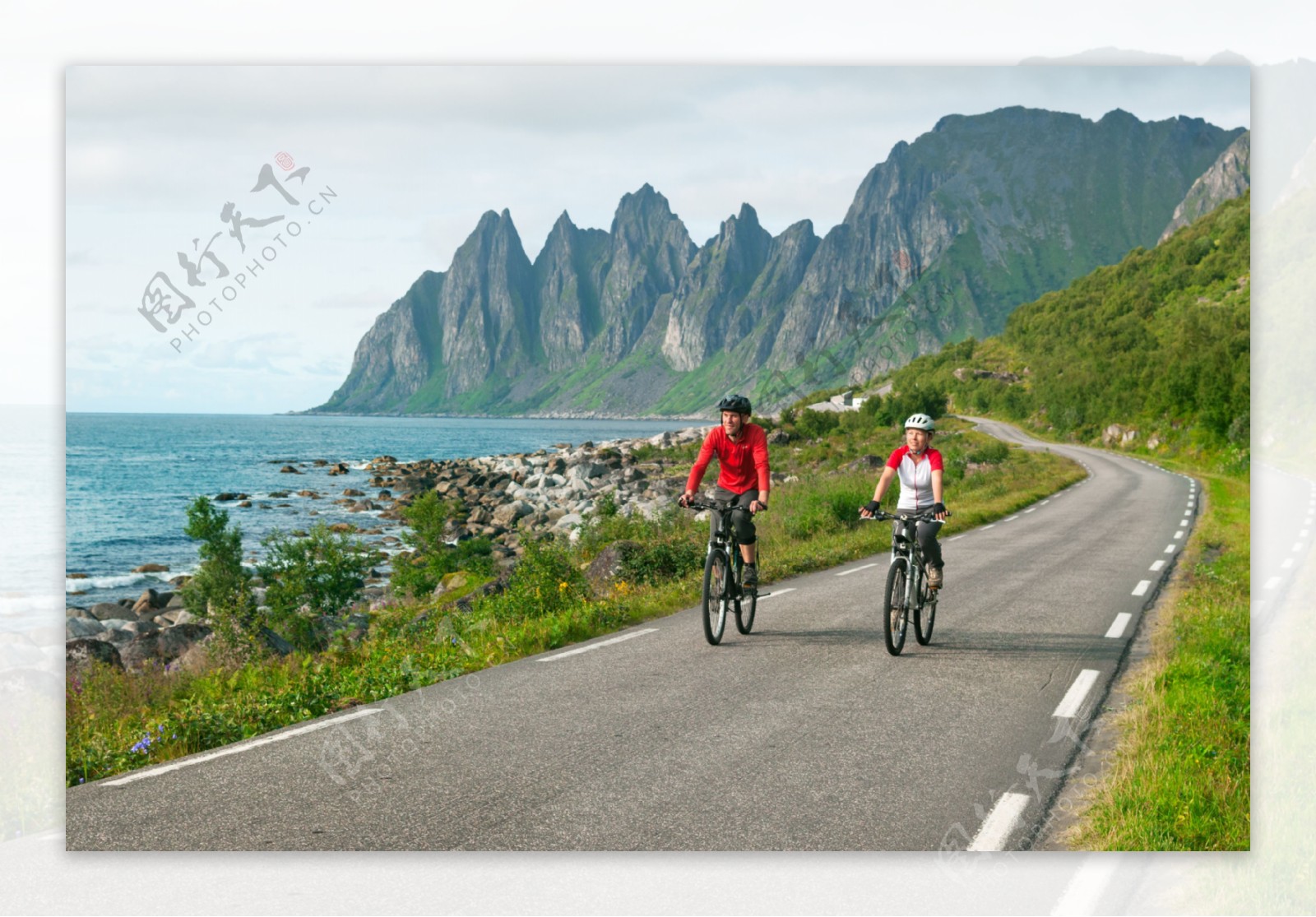 骑行运动与美丽海岸风景图片