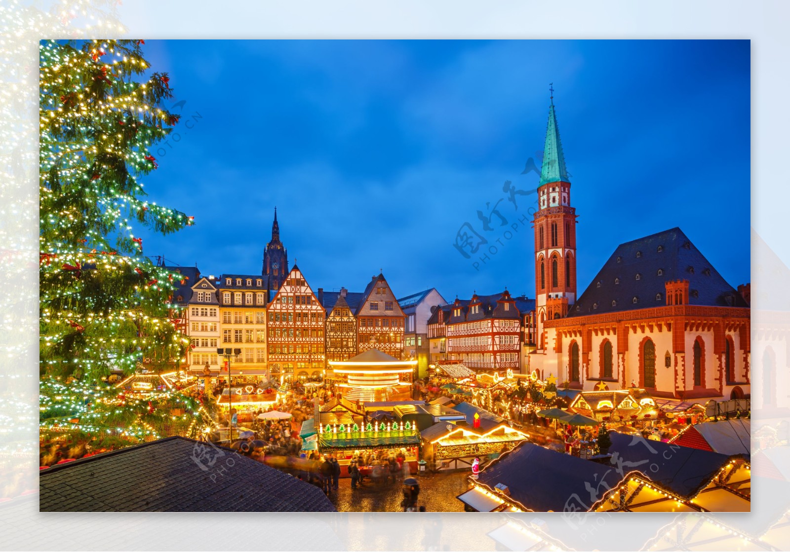 傍晚美丽的圣诞树和欧式城市图片