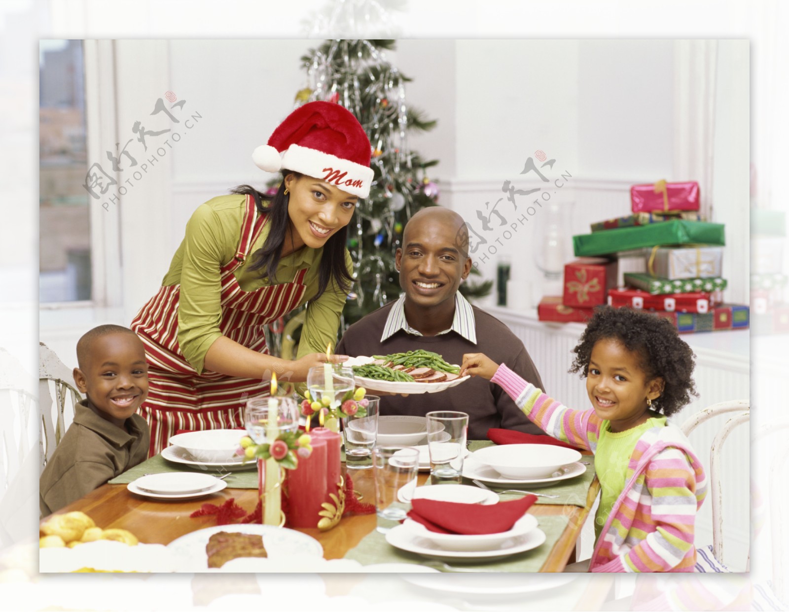圣诞节聚餐的外国家庭图片