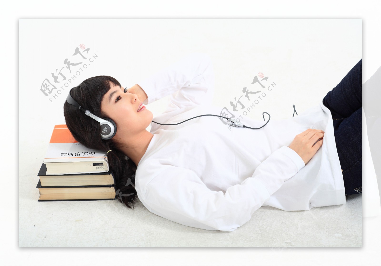 枕着书本听音乐的韩国美女图片