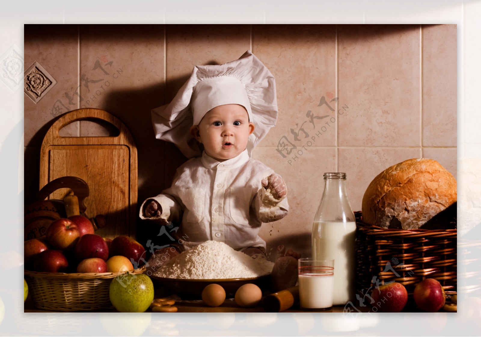 在厨房玩的外国宝宝图片