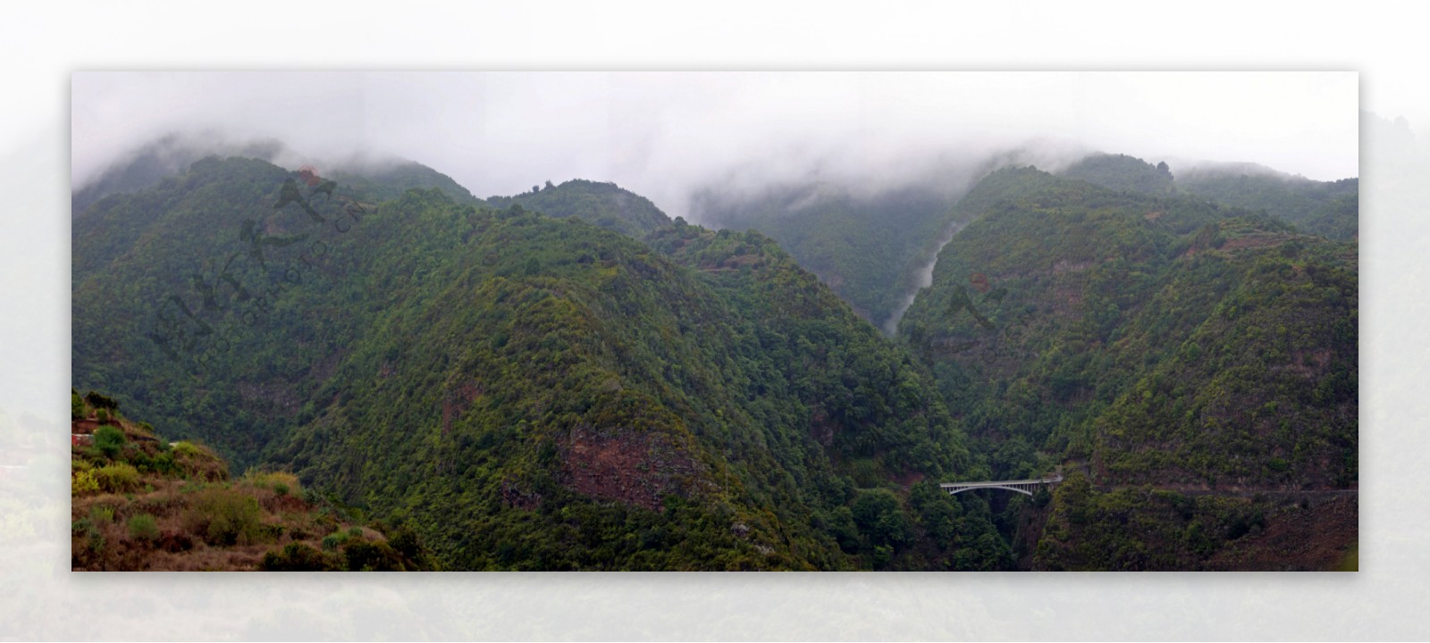 山峦白云风景图片