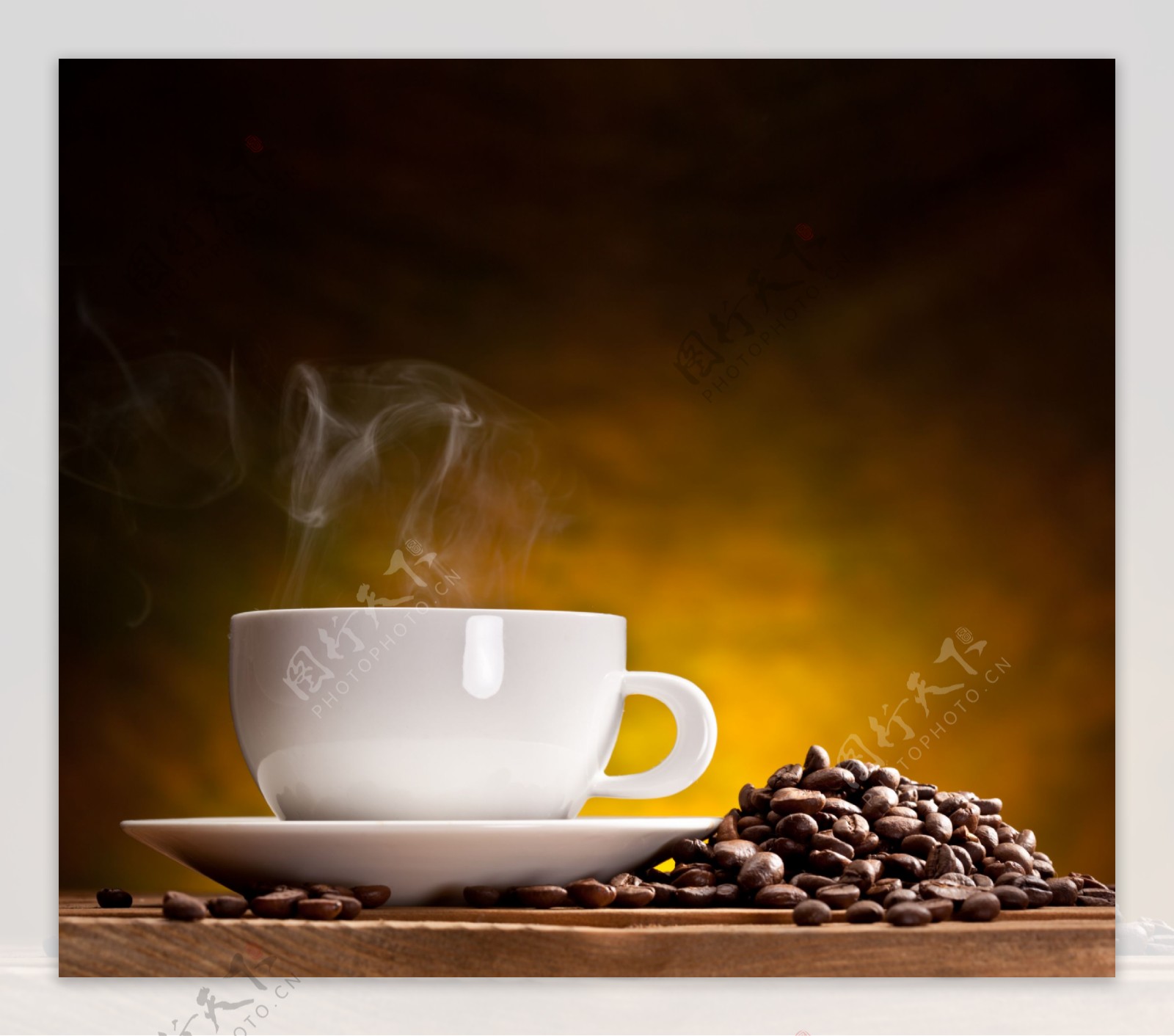 洁白咖啡杯和咖啡豆图片
