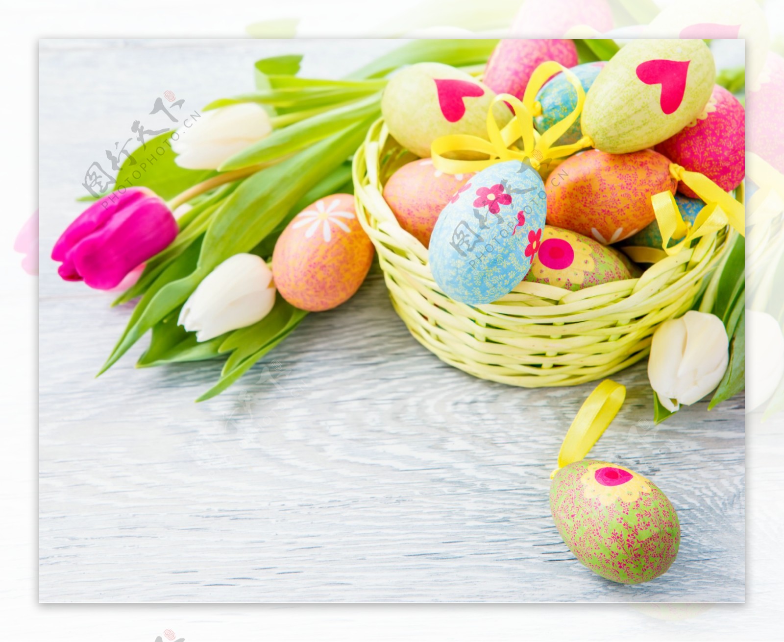 复活节彩蛋与鲜花图片