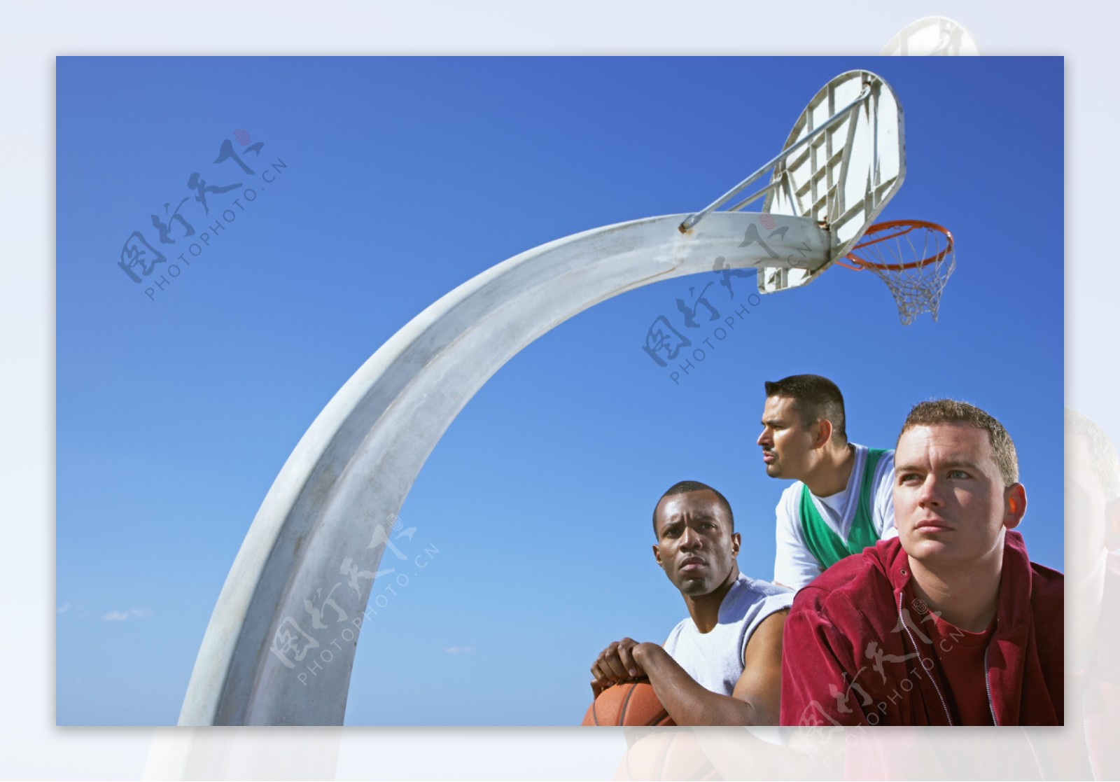 打篮球的三个人图片