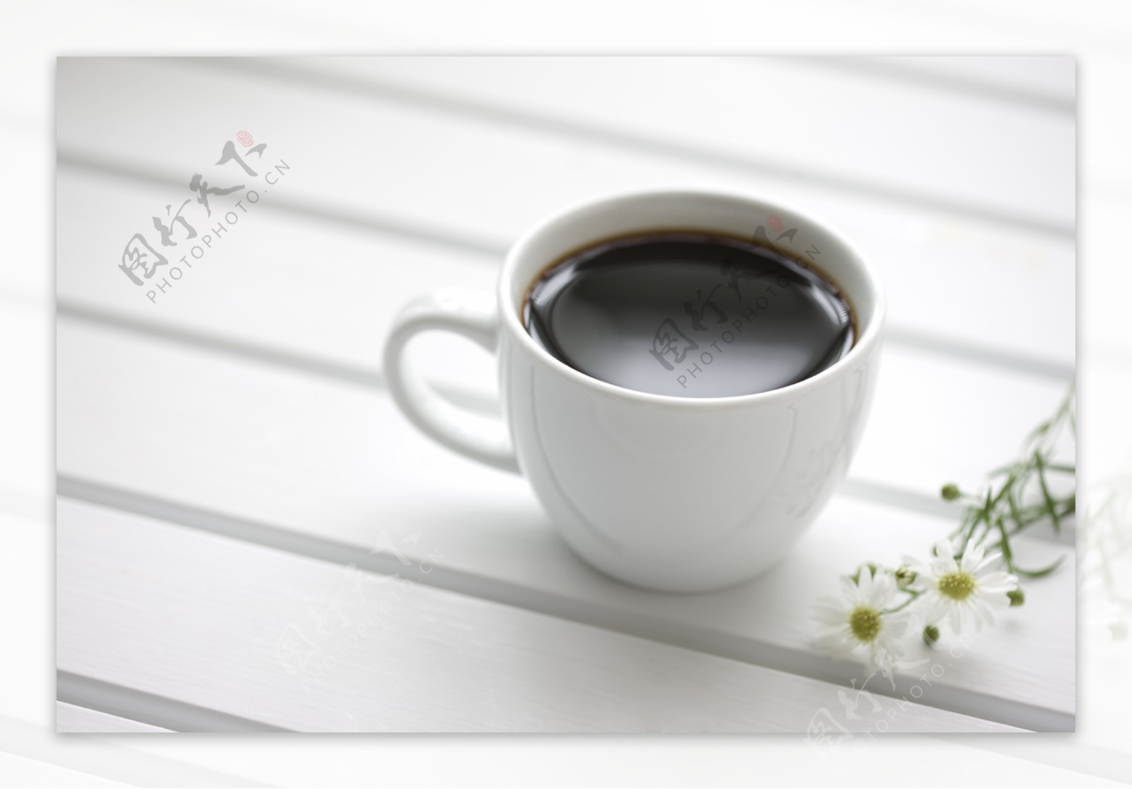 咖啡杯与小花图片