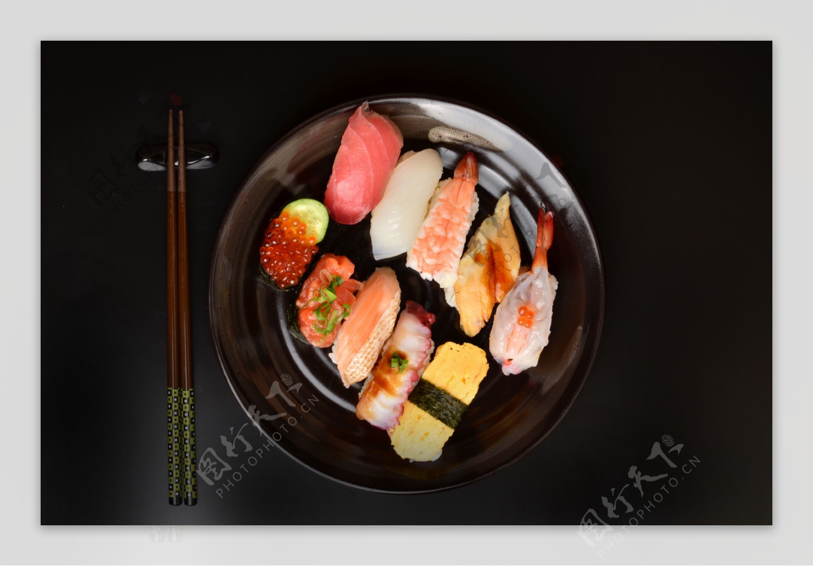 盘子里的寿司图片