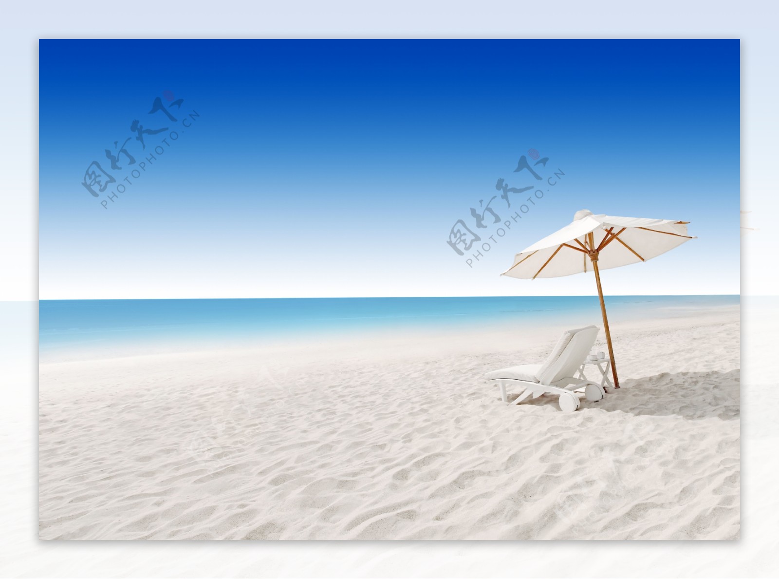沙滩上的休闲椅和遮阳伞图片