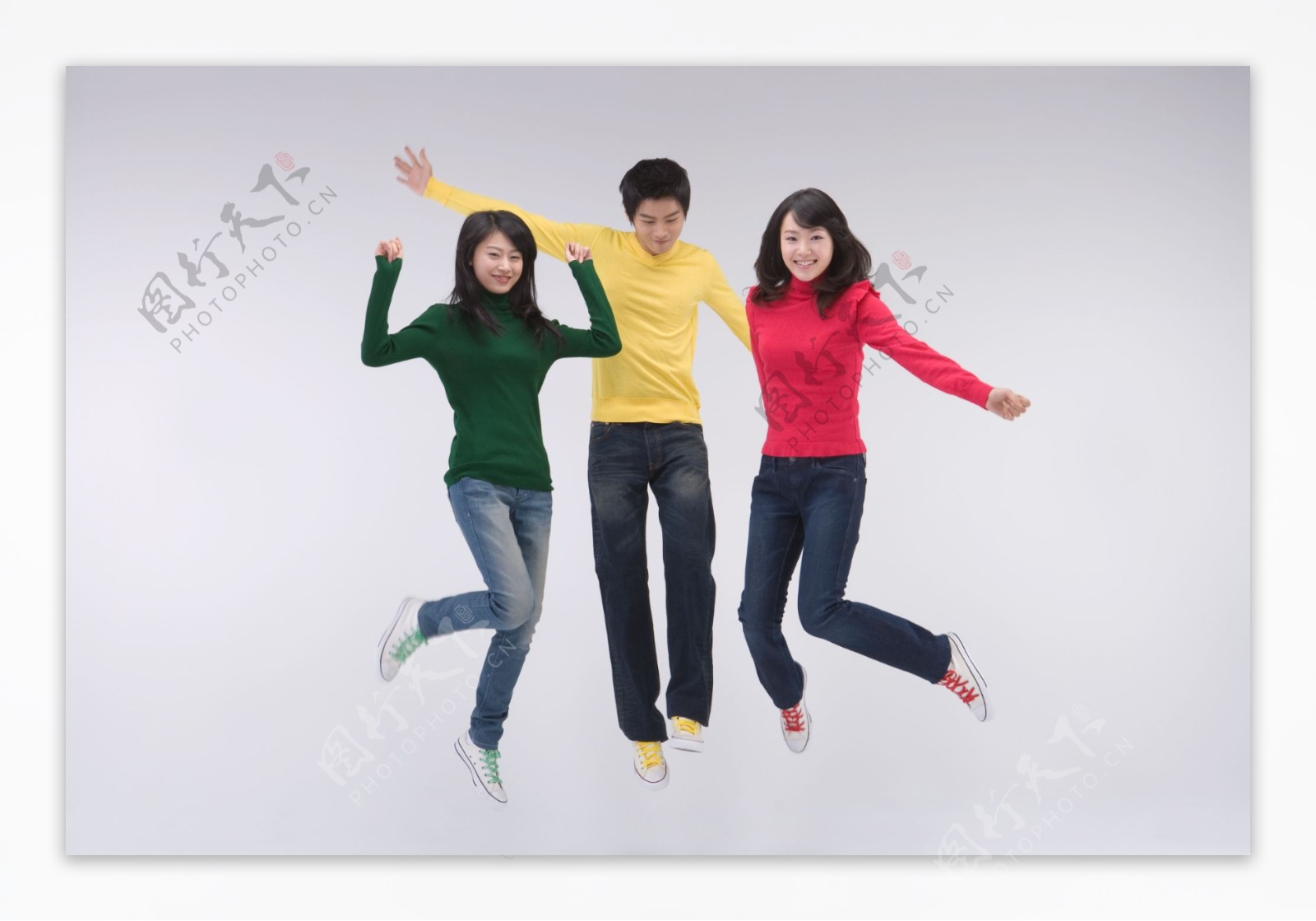 三个欢呼跳跃活力青年图片