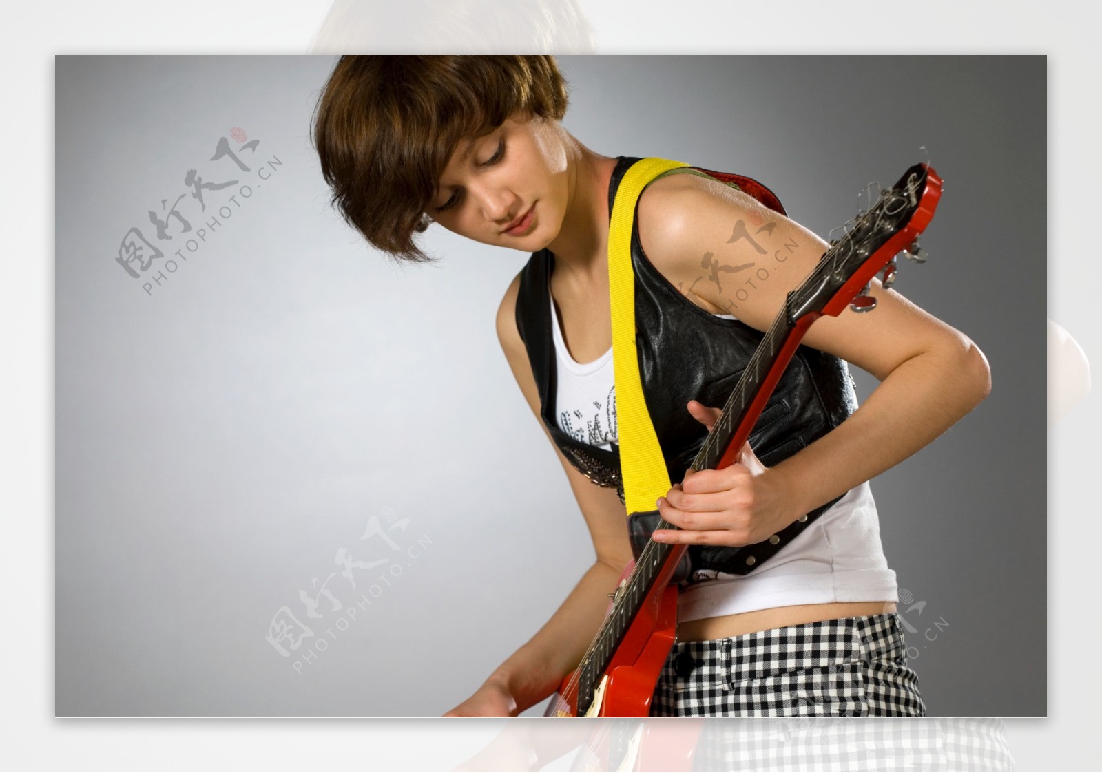 演奏电子吉它的外国美女图片