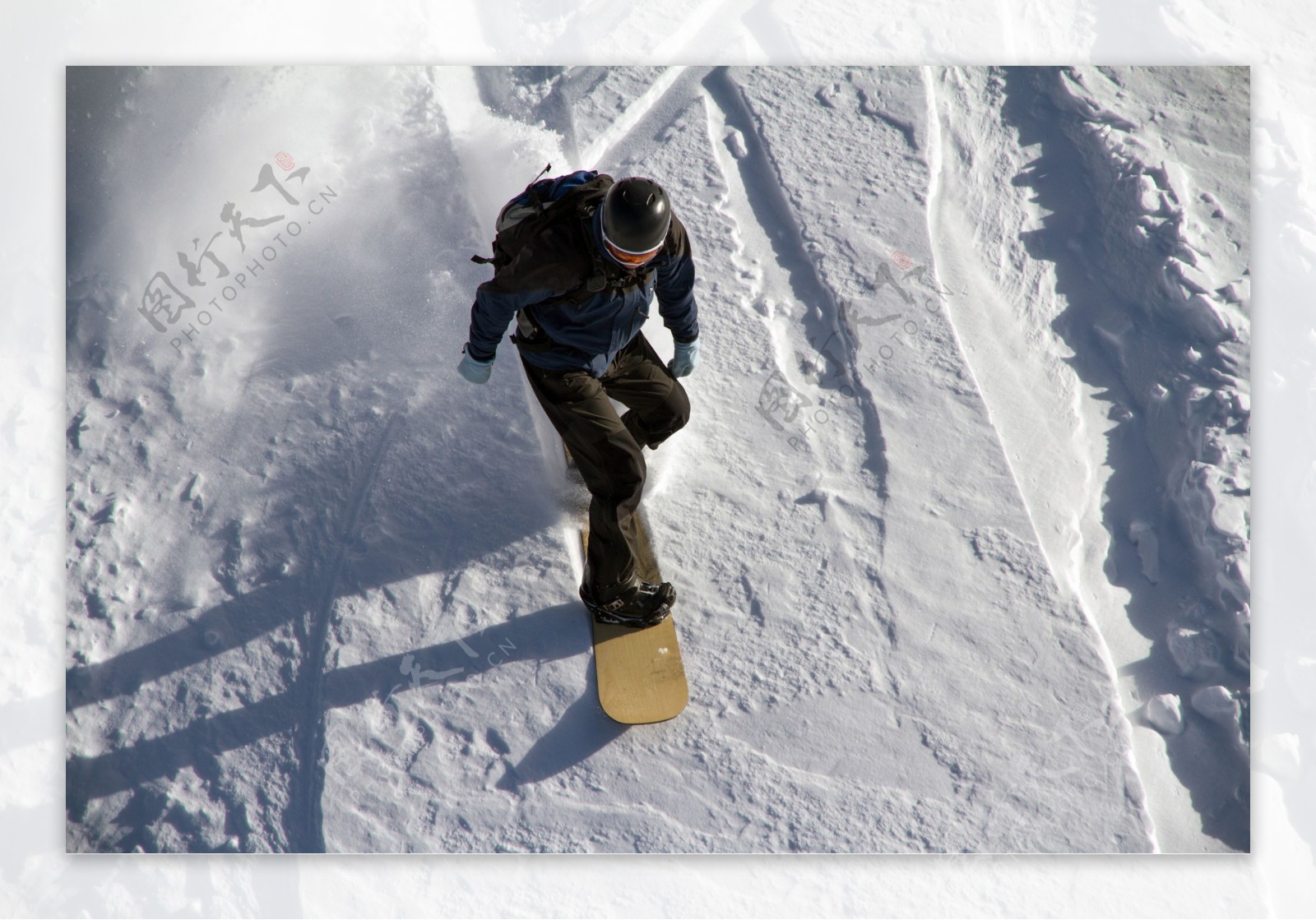 雪地上滑雪的人图片