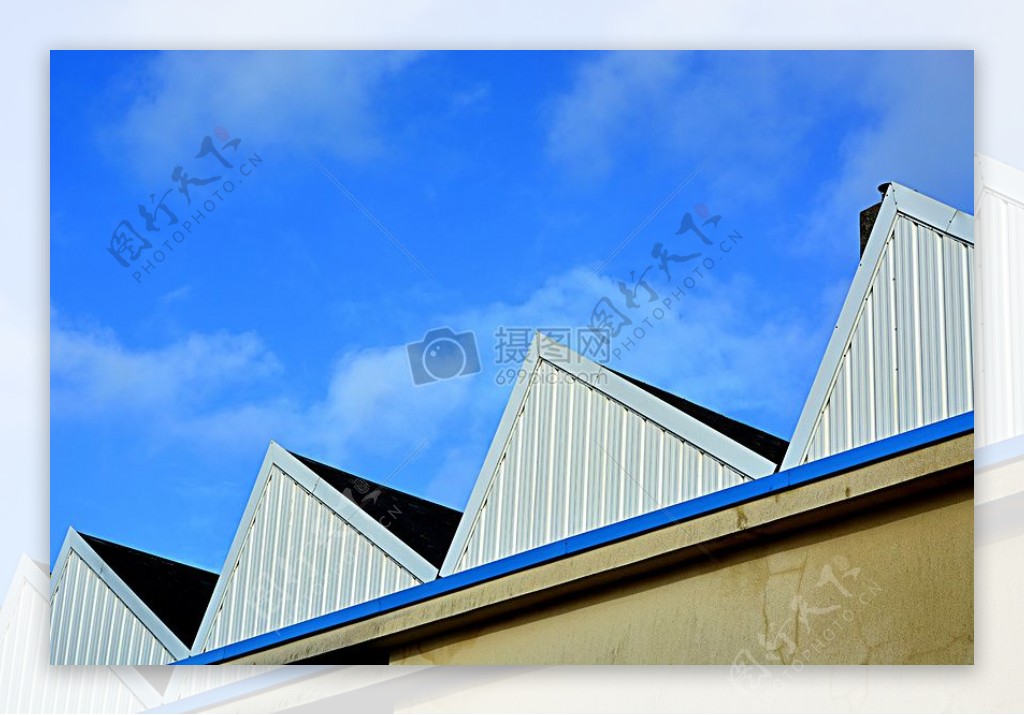 蓝天下的三角形屋顶