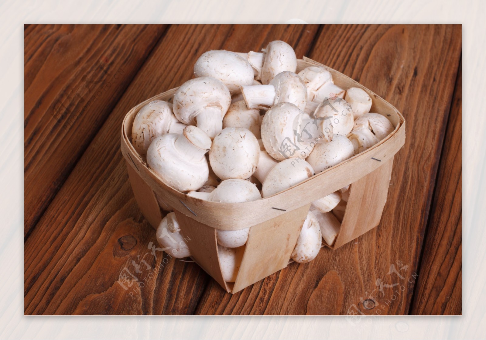 竹篓里的白蘑菇图片