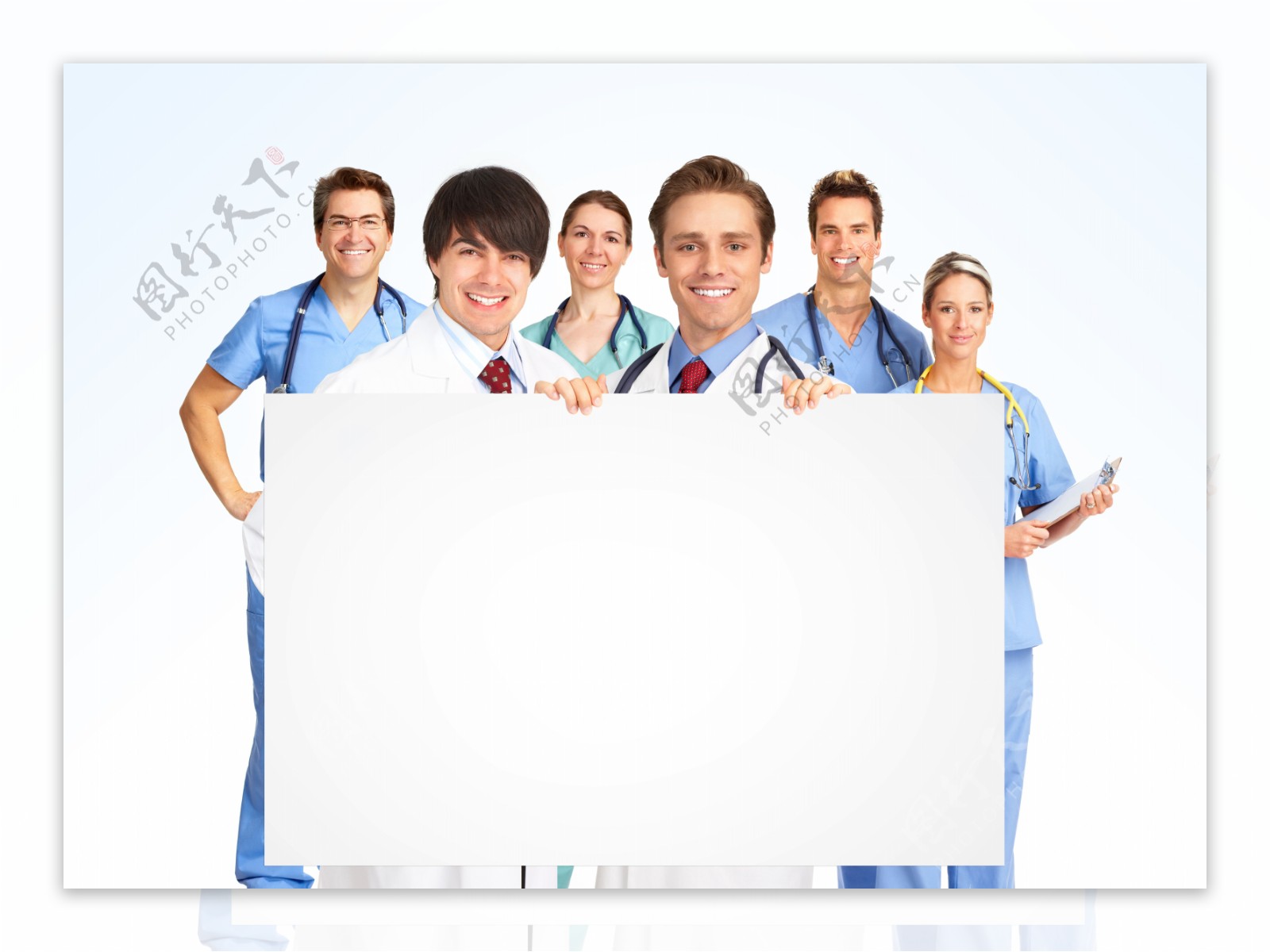 拿着空白纸板的外国医生图片