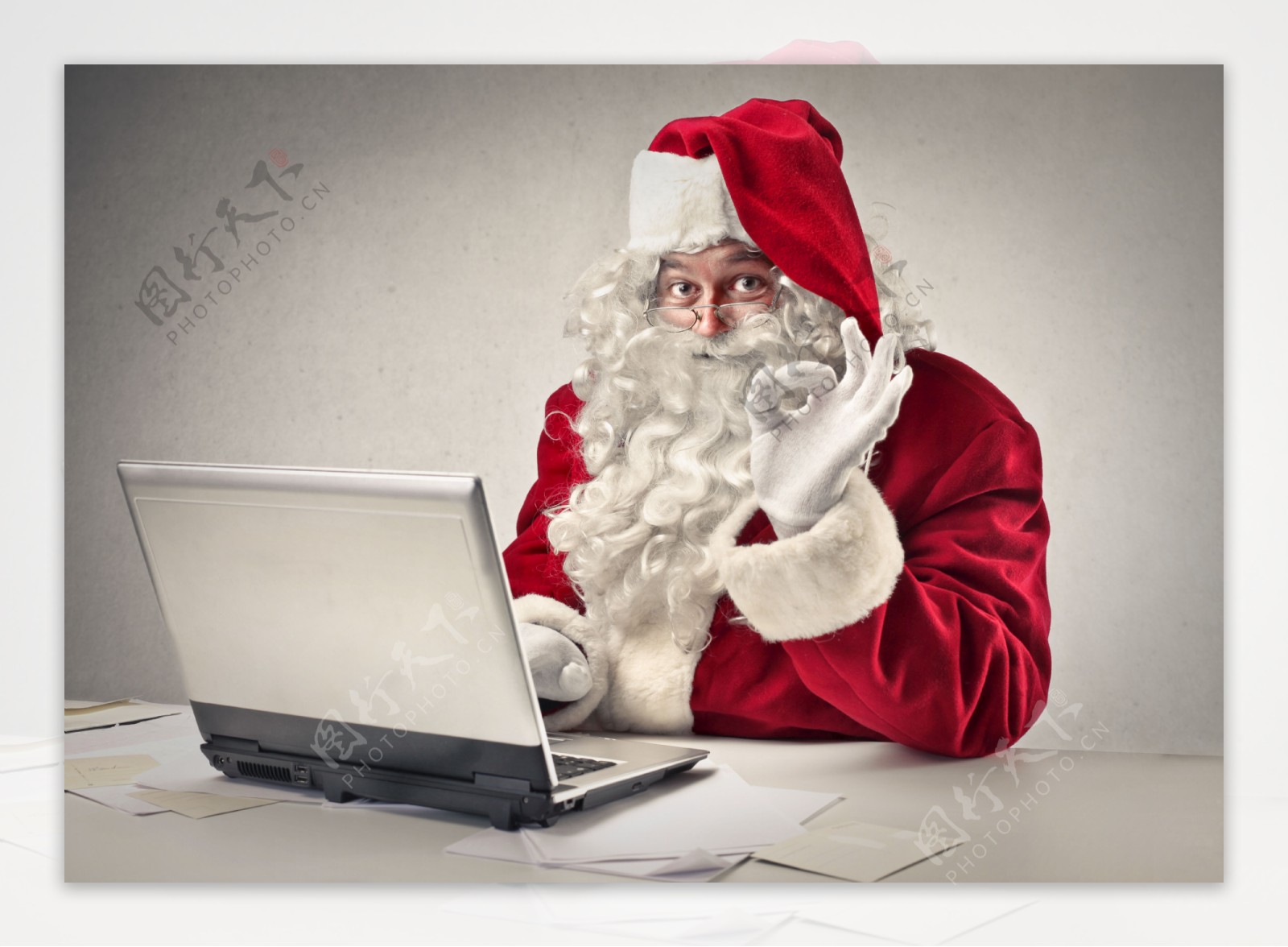 笔记本电脑前的圣诞老人图片