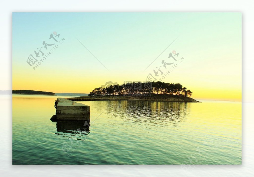 冰岛海洋天空夕阳水阳光森林树木湖泊反射岸土地