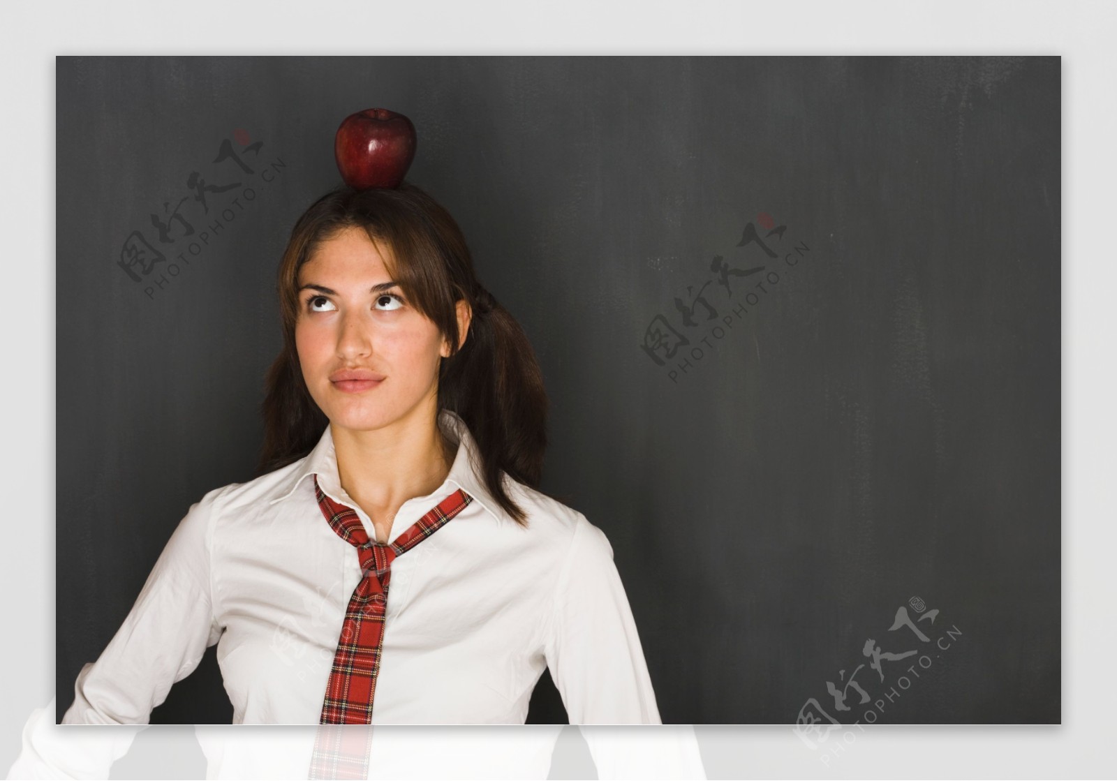 头顶苹果的女生图片