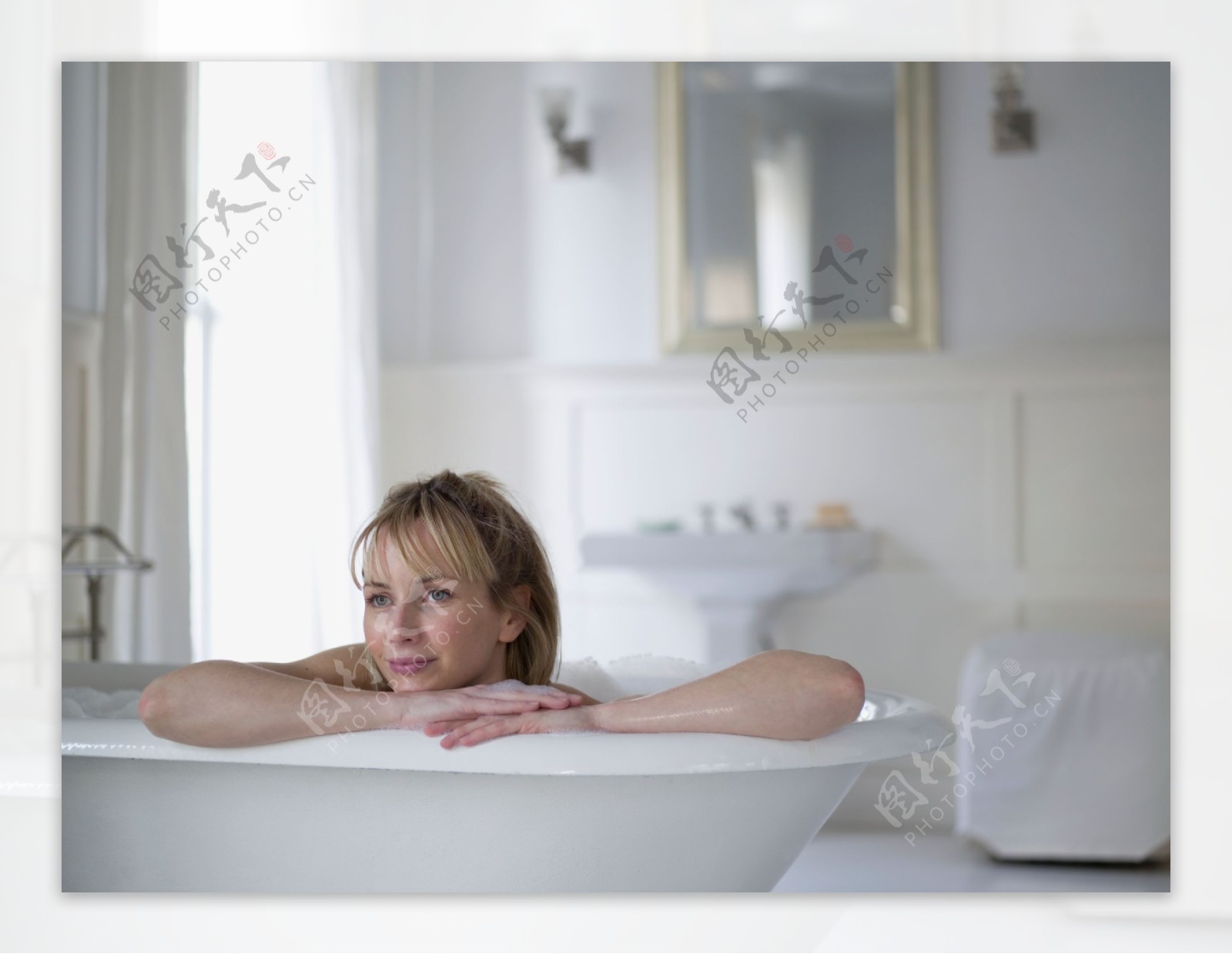 室内浴盆里沐浴的女人图片