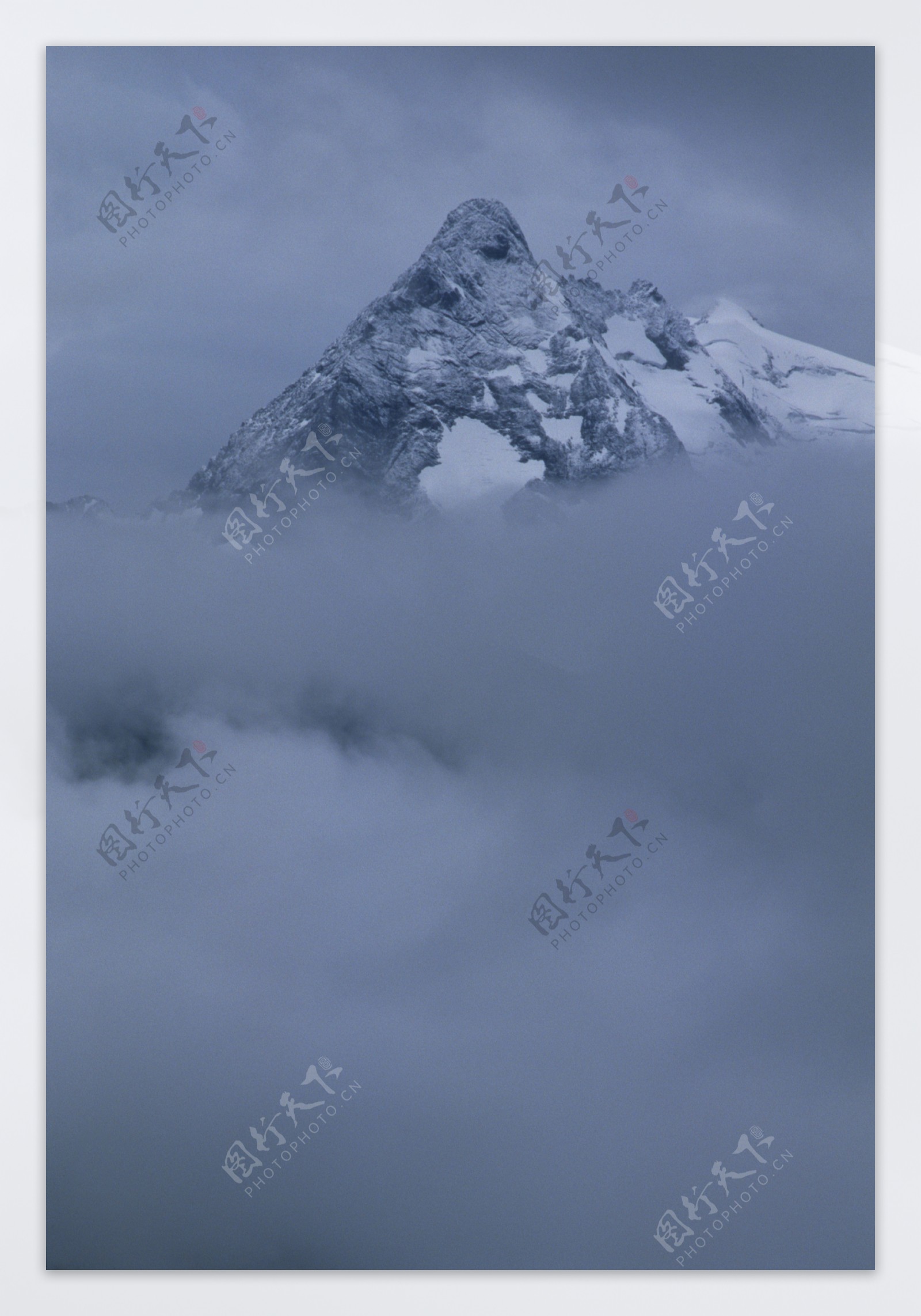 灰色天空与雪山图片图片