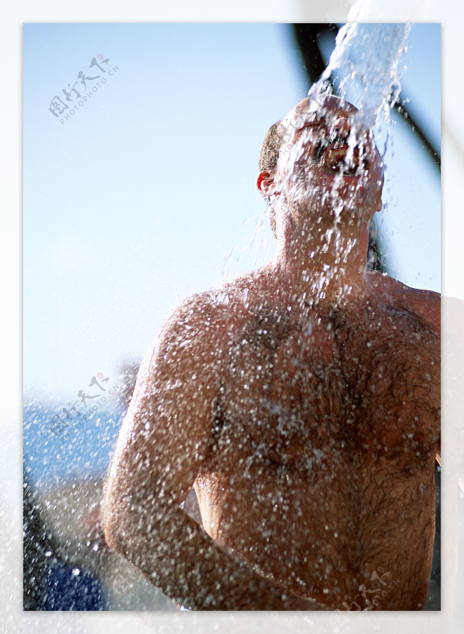 沐浴的男人图片
