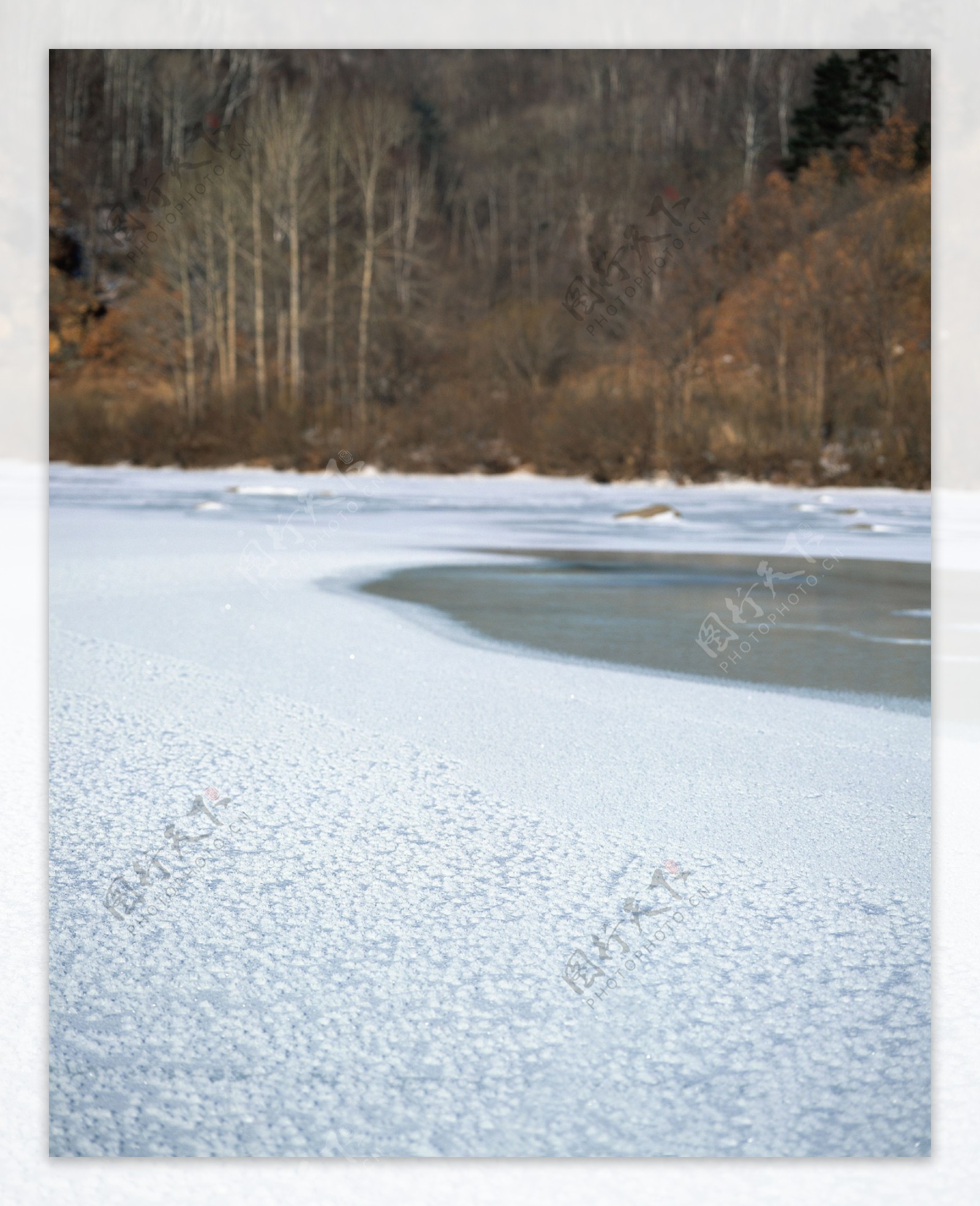 山林下冰冻的河水高清风景图片图片