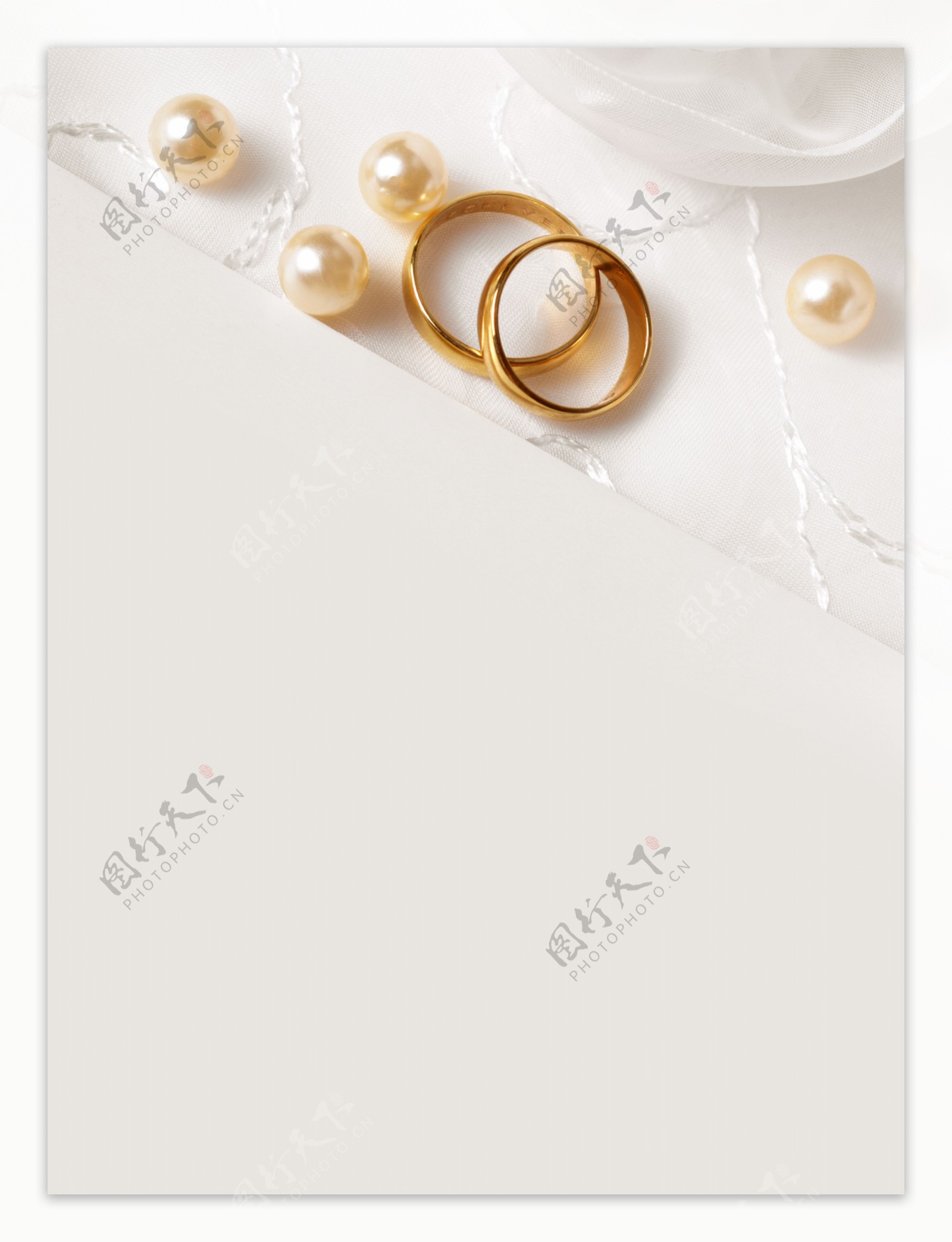 珍珠与黄金戒指图片