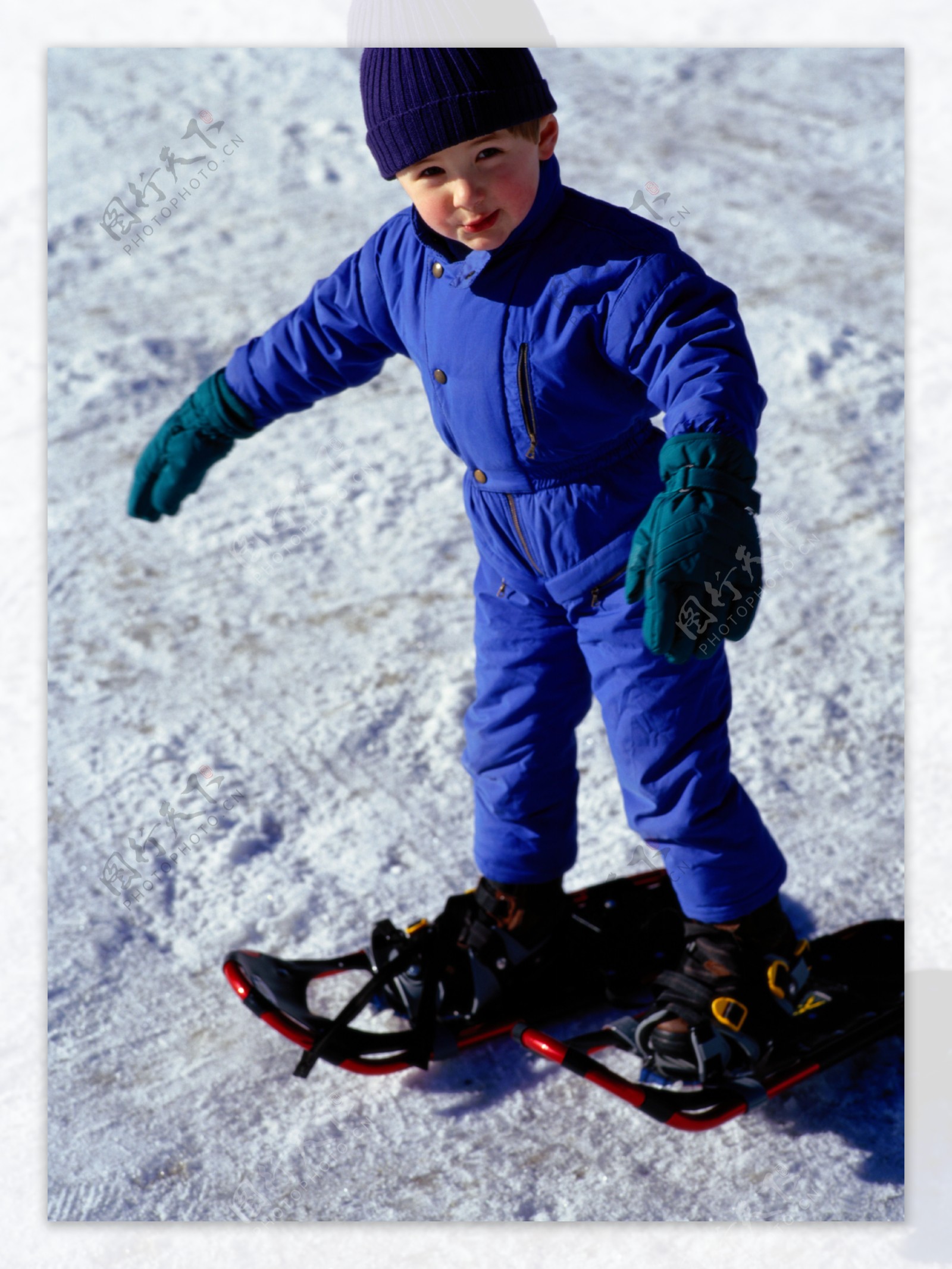 正在滑雪的小男孩图片