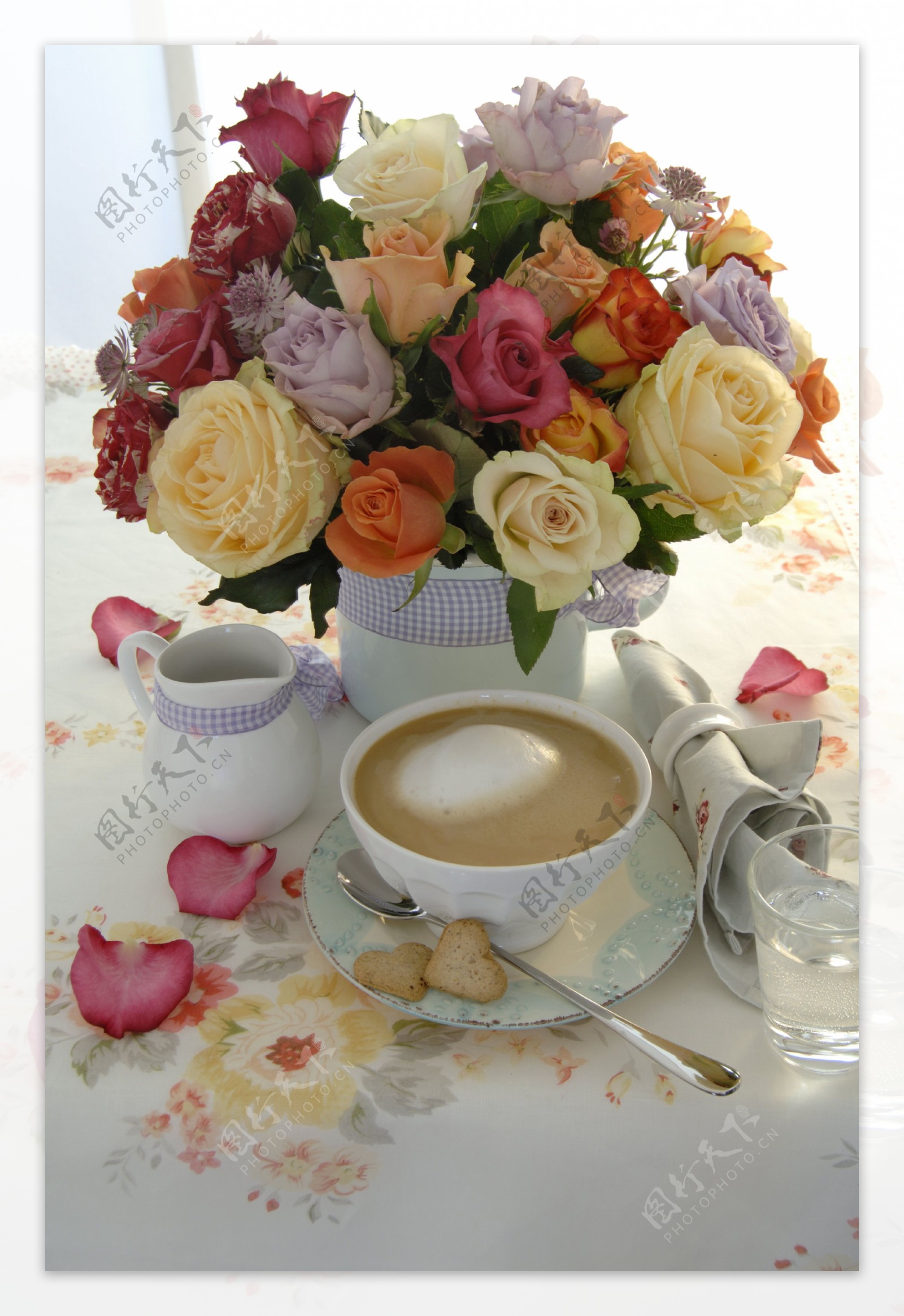 玫瑰花与咖啡摄影图片