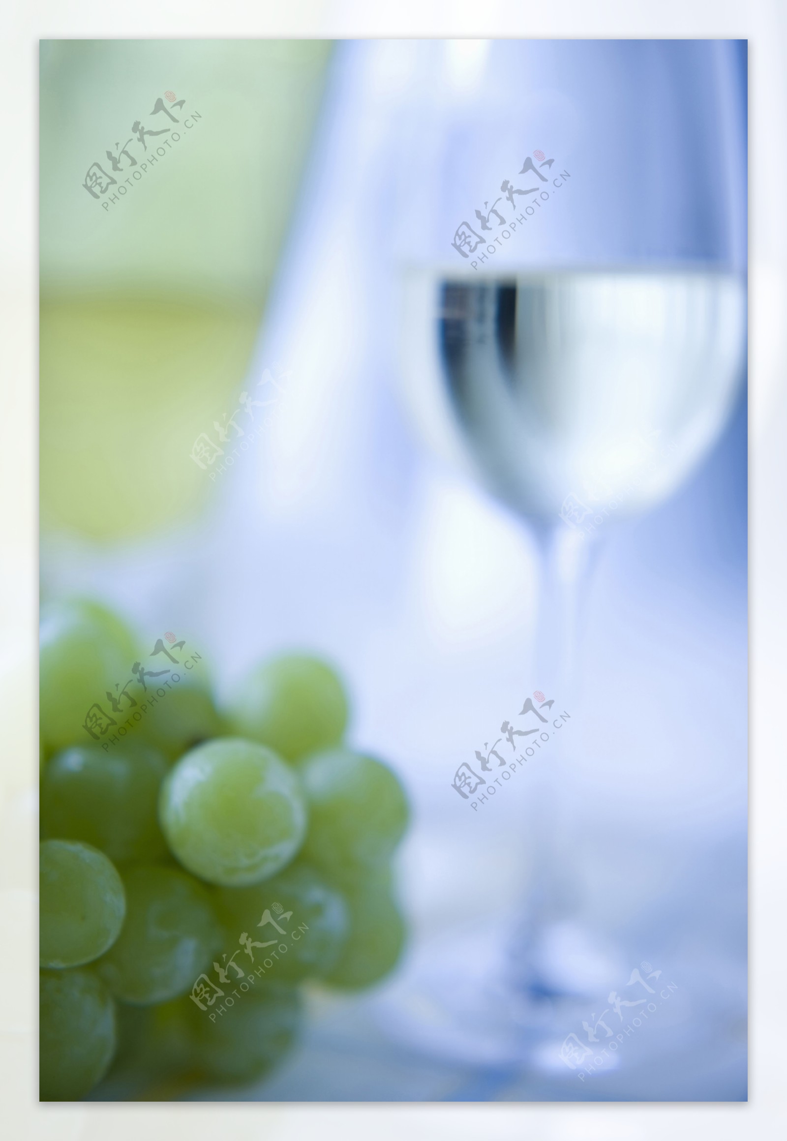 酒杯边的绿葡萄特写图片图片