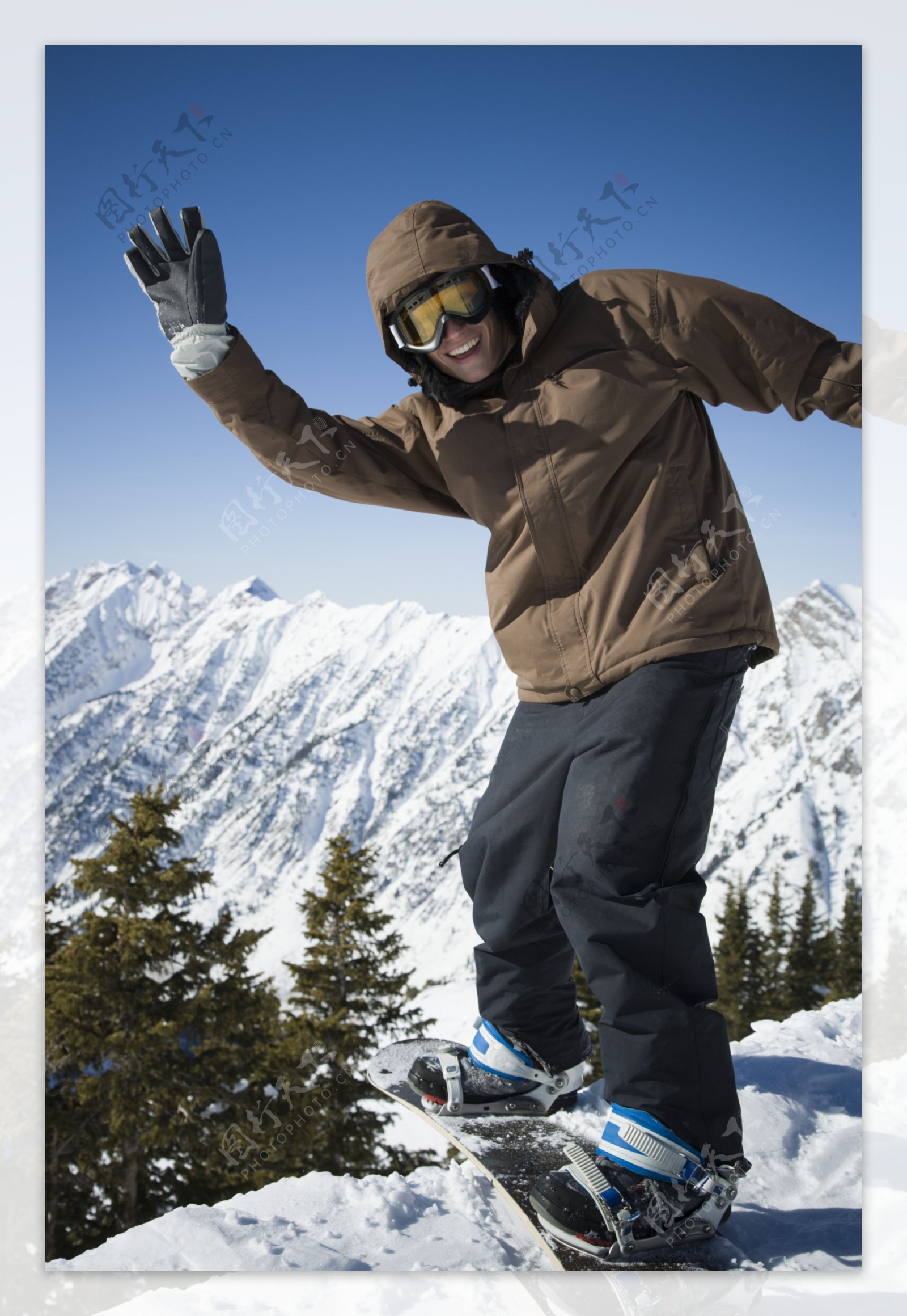 摆手微笑的滑雪人图片