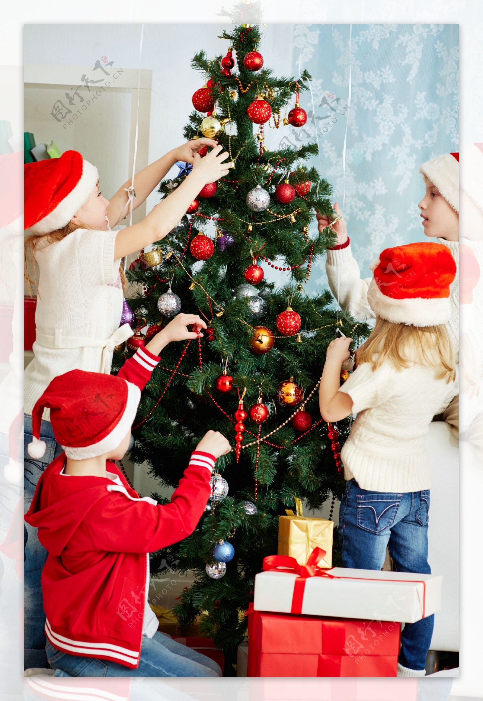 装饰圣诞树的儿童图片