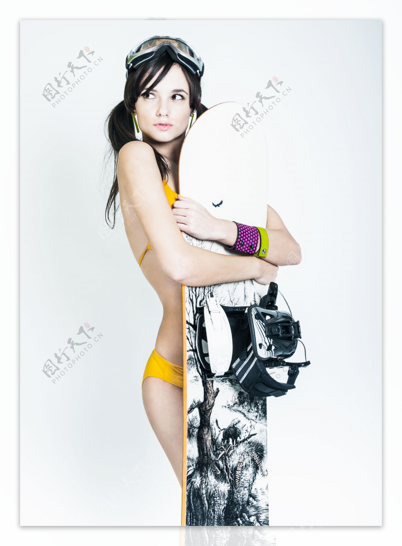 抱着滑雪板的性感美女图片