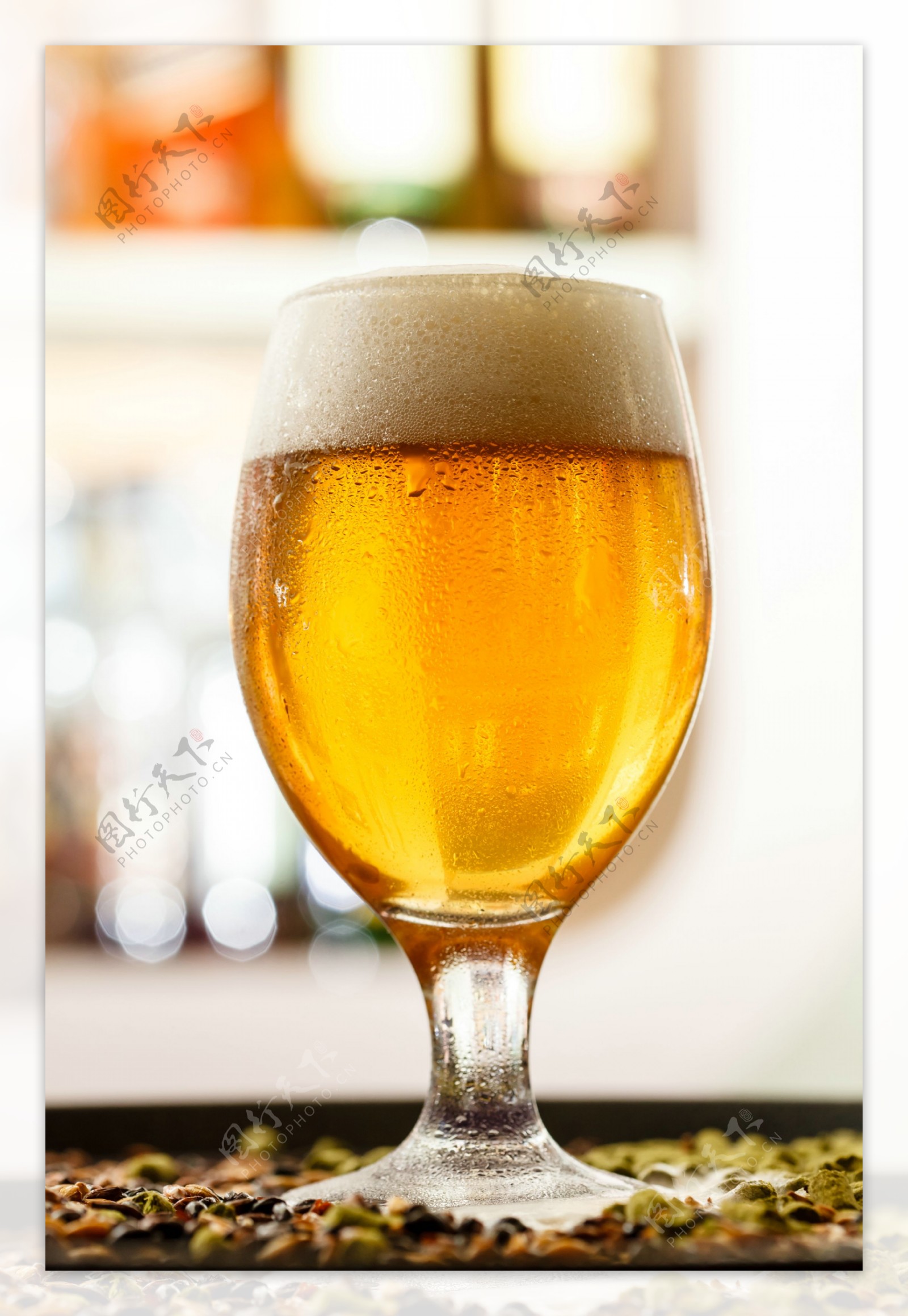 啤酒与光斑背景图片