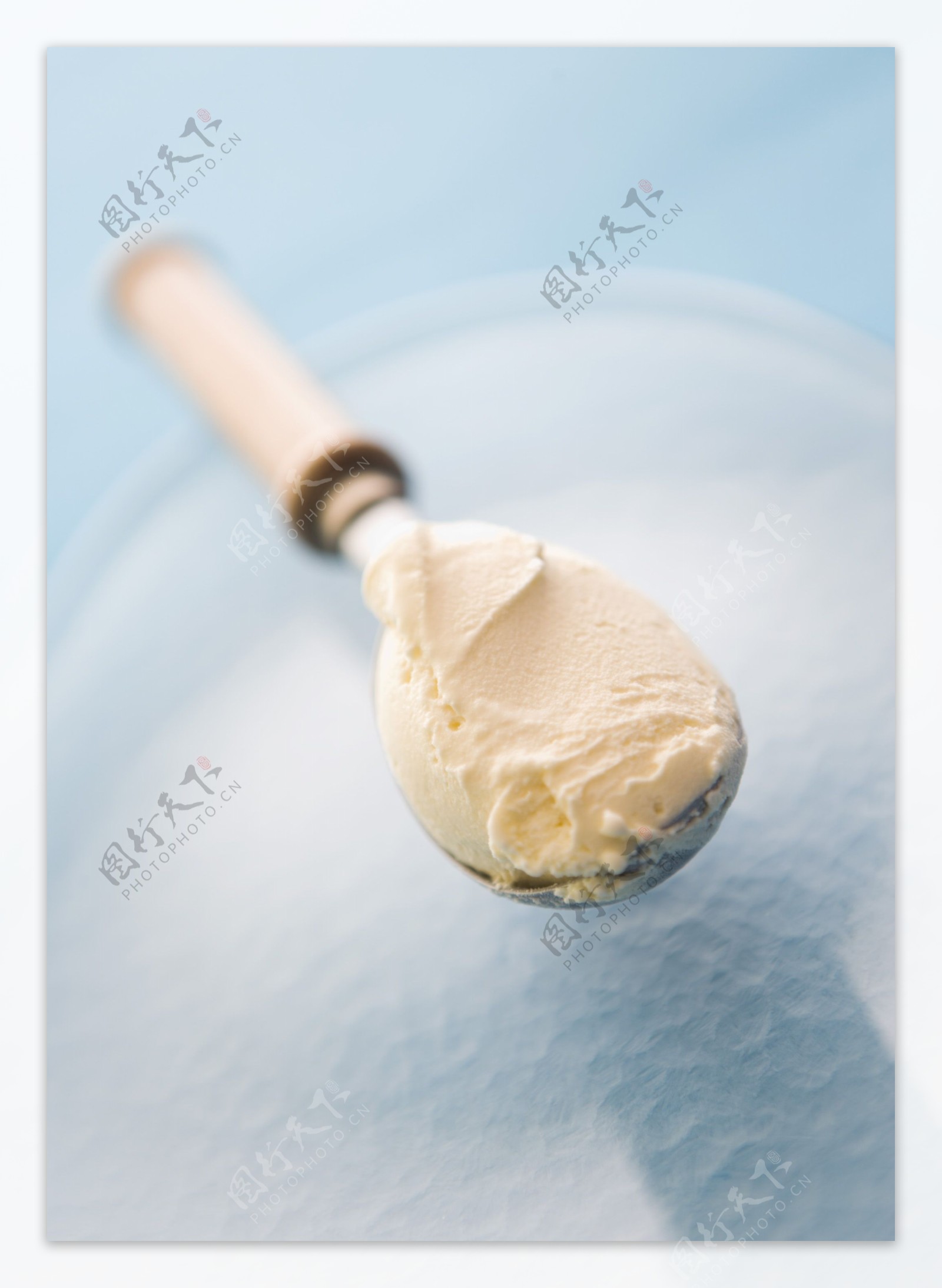 勺子里的冰淇淋图片