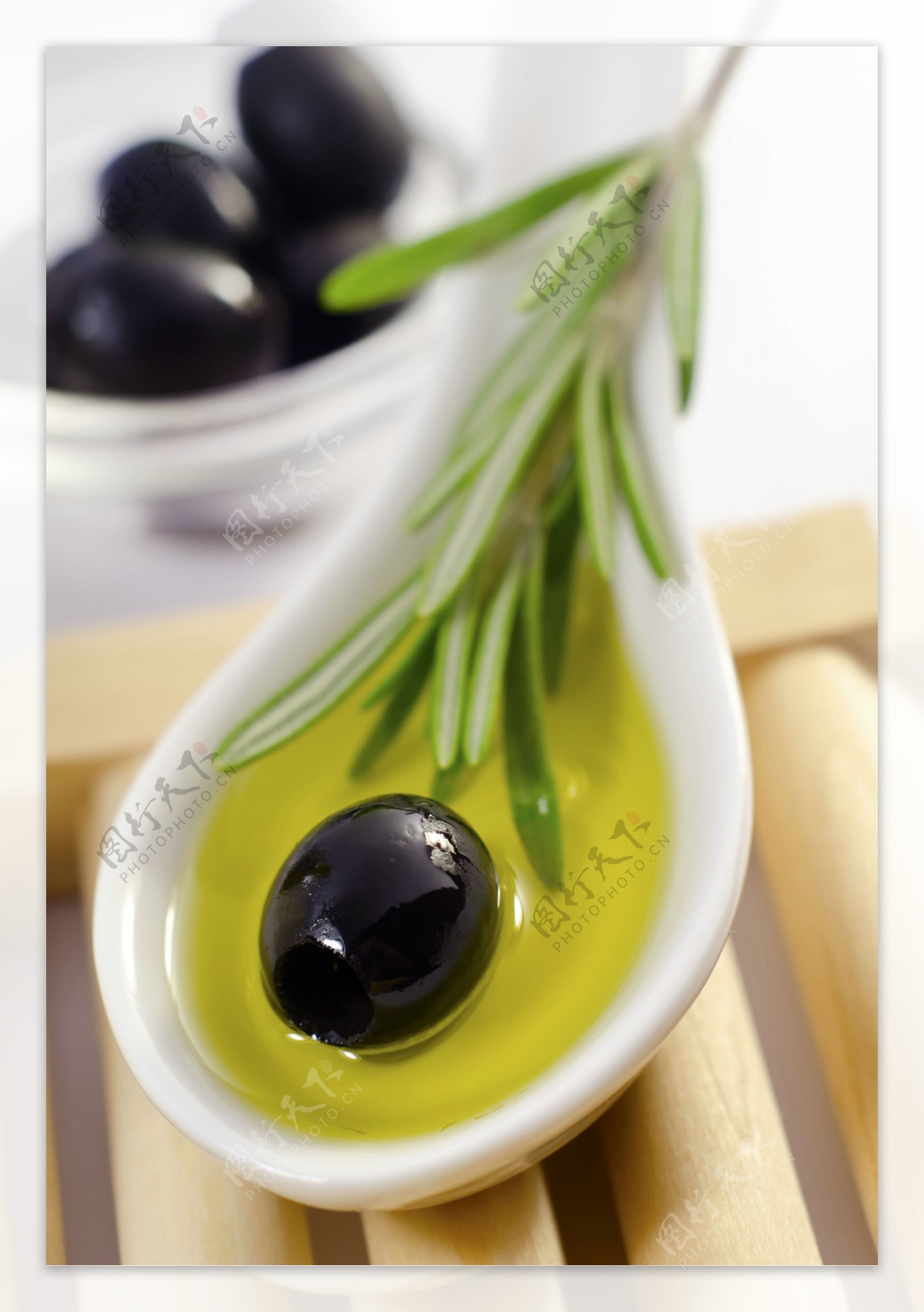 勺子里的橄榄图片