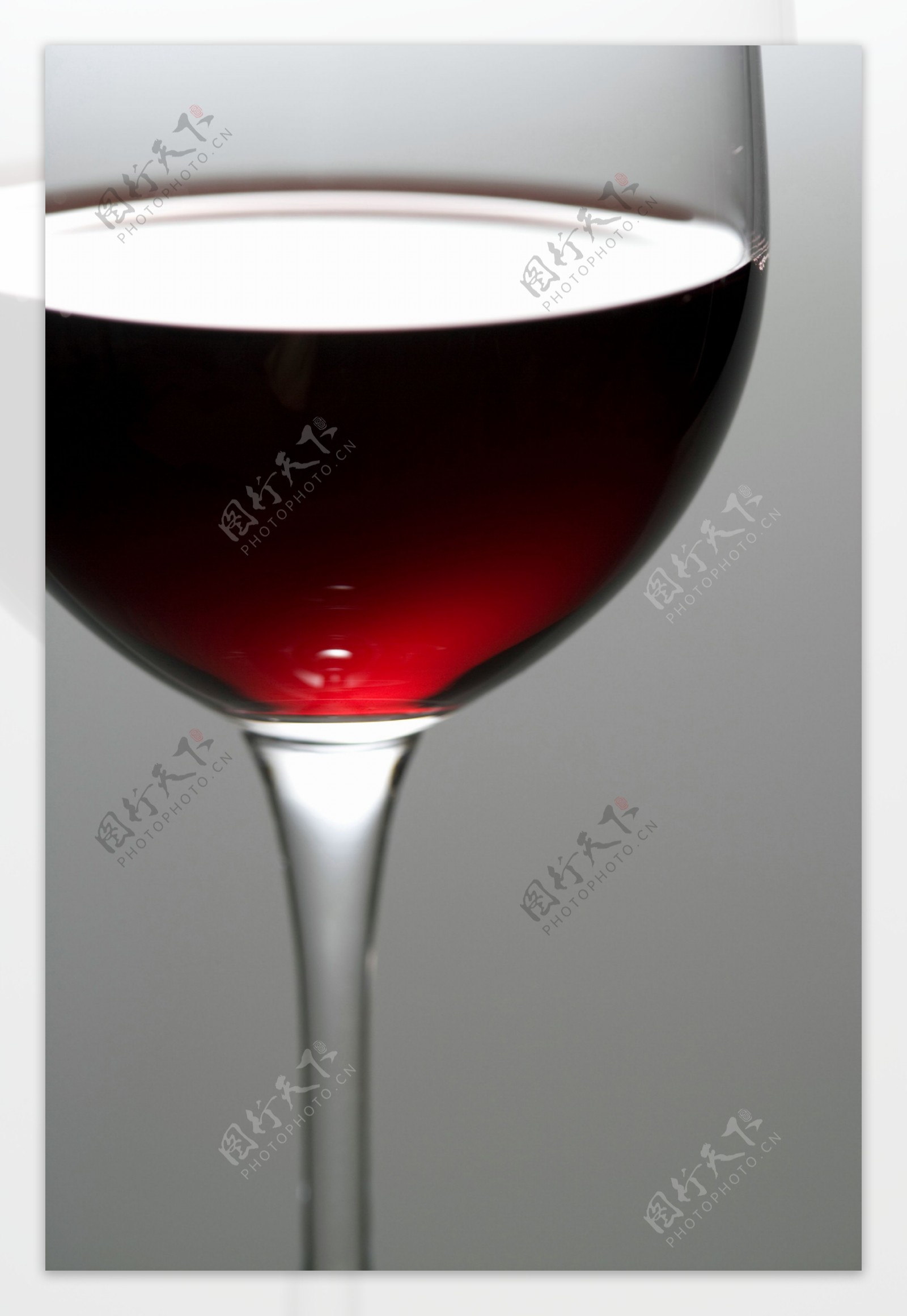 高脚杯中的红酒图片