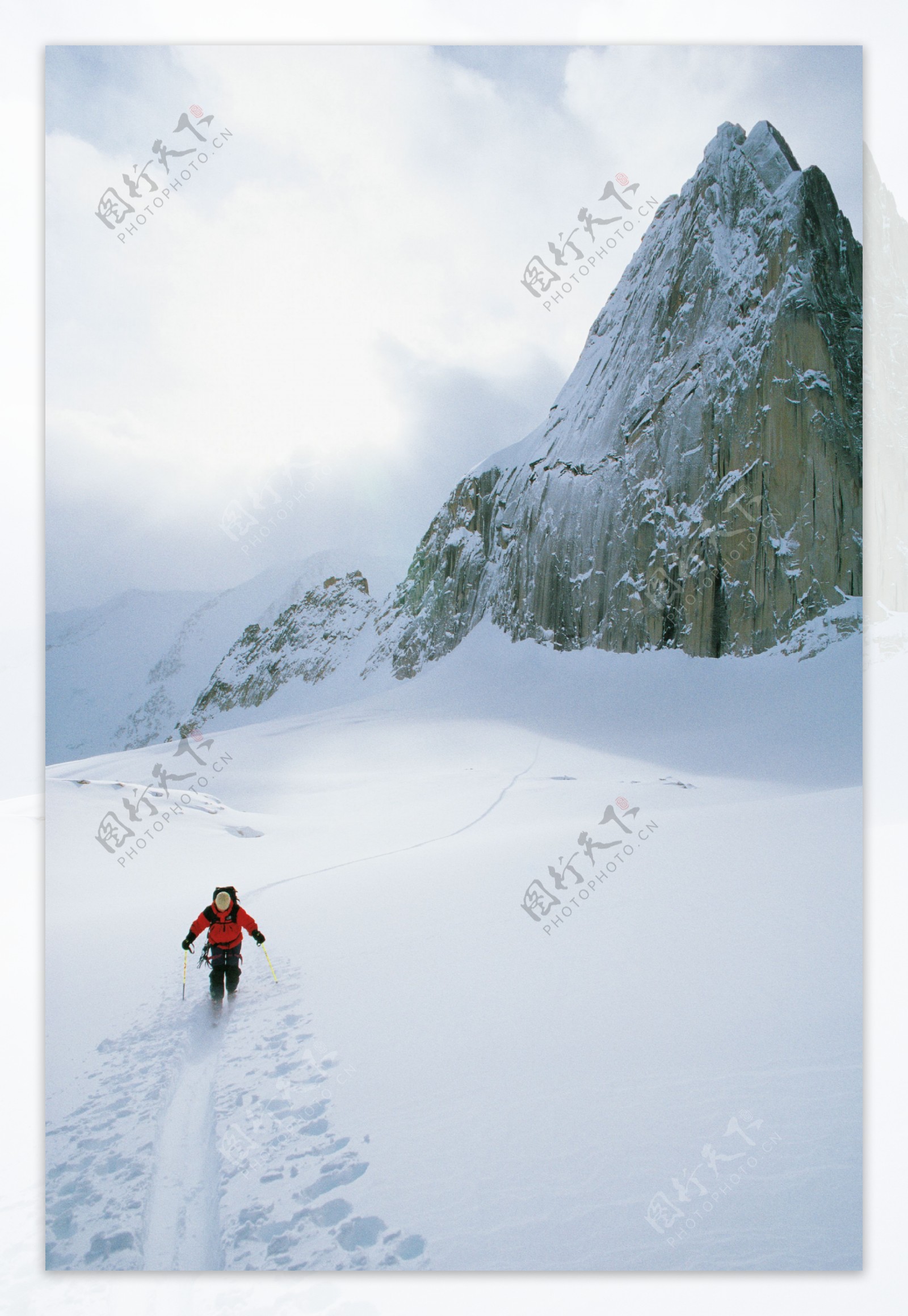 雪地登山运动员摄影高清图片