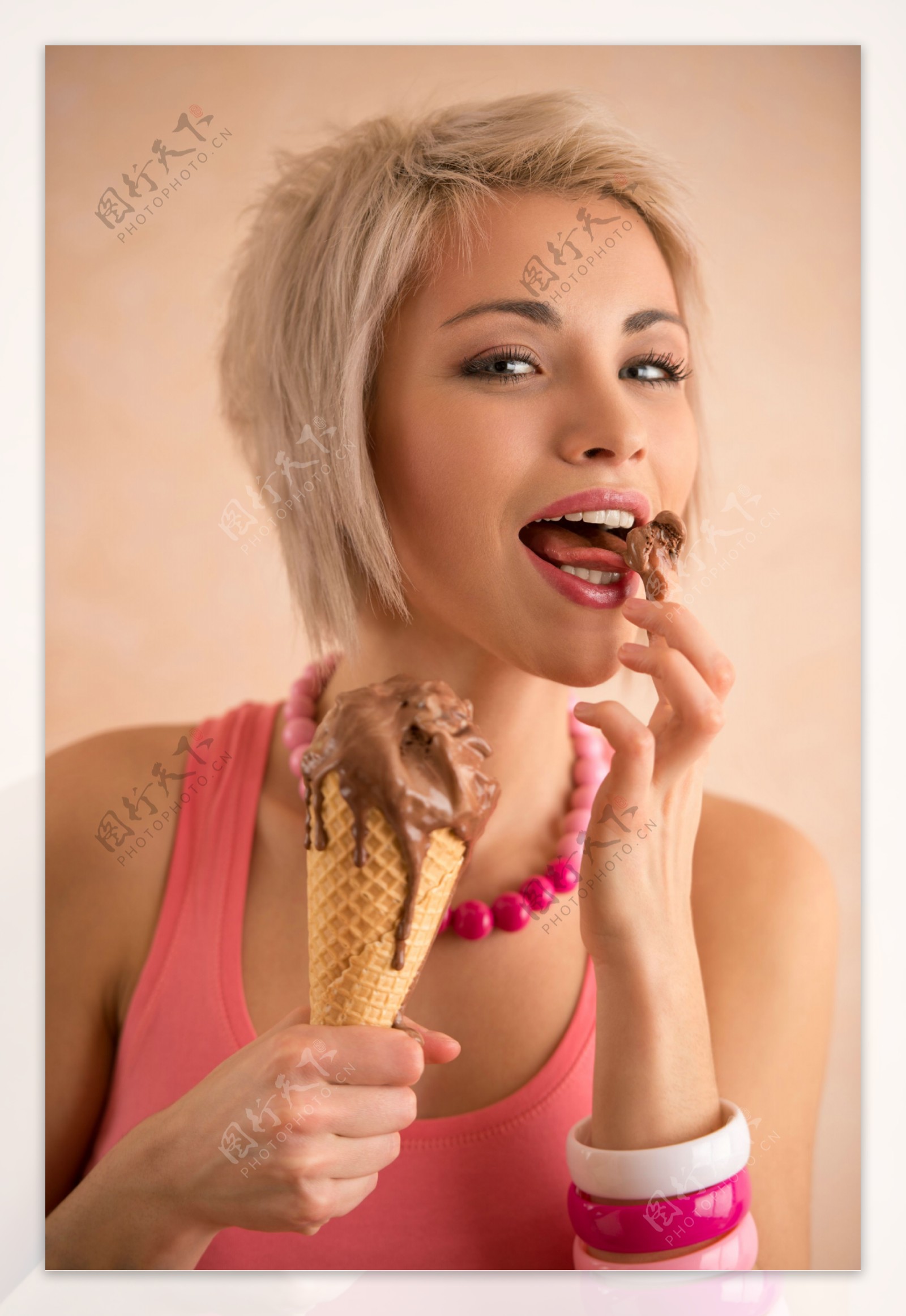 正在吃巧克力冰淇淋的女孩图片