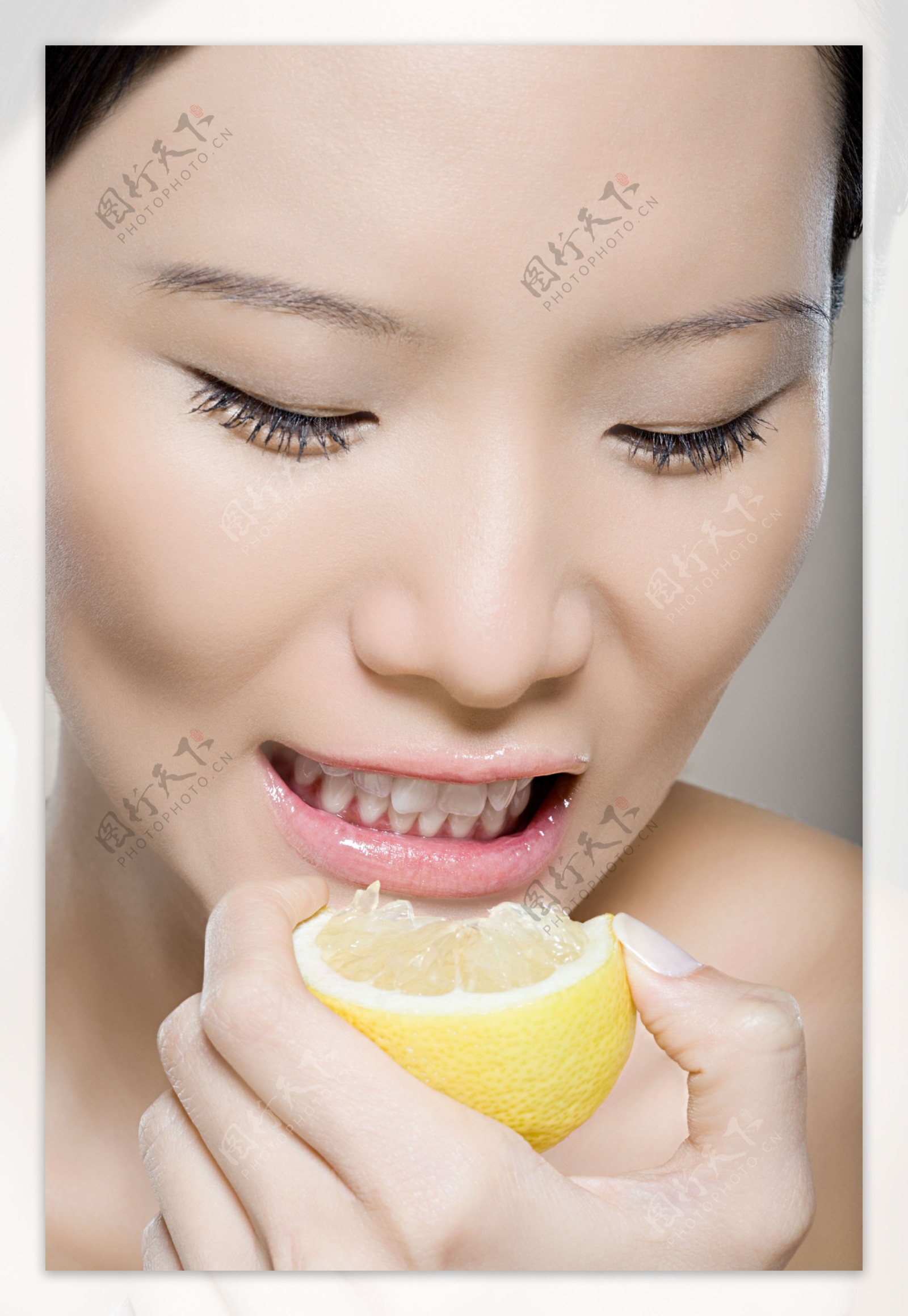 美女吃柠檬图片