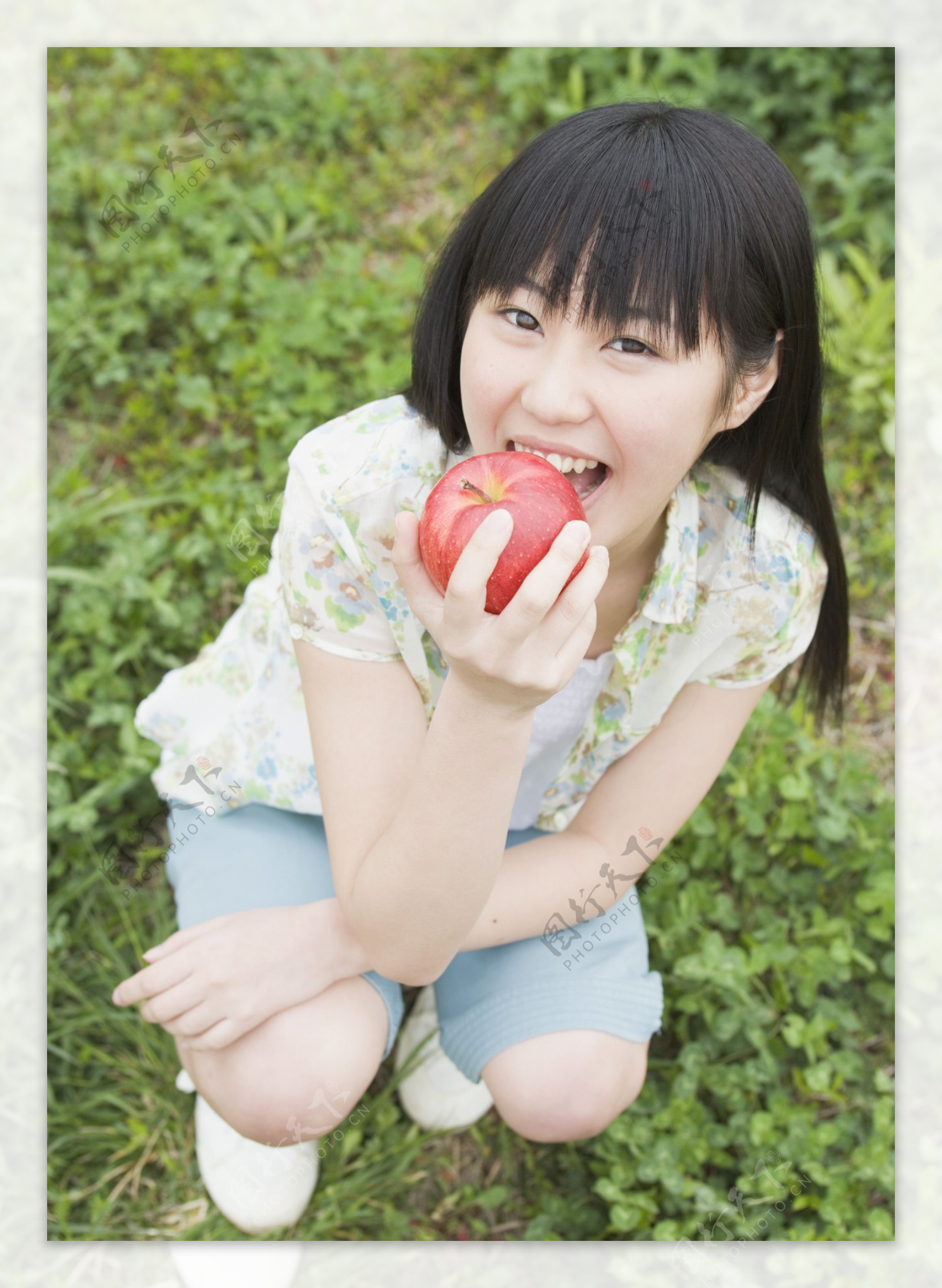 吃苹果的女生图片