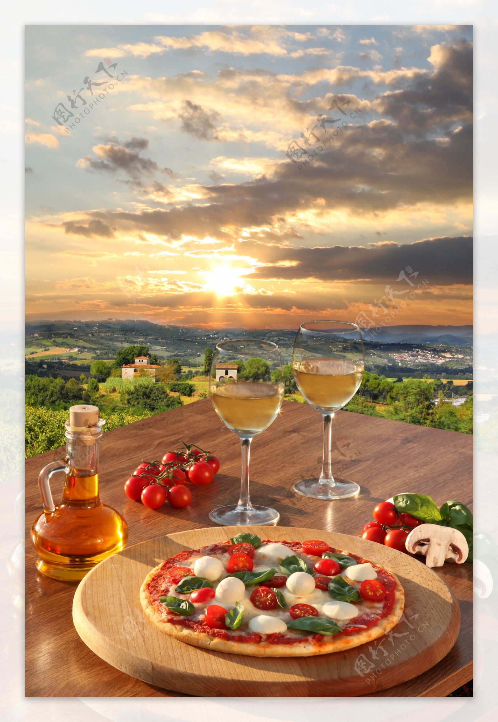 披萨与酒杯图片
