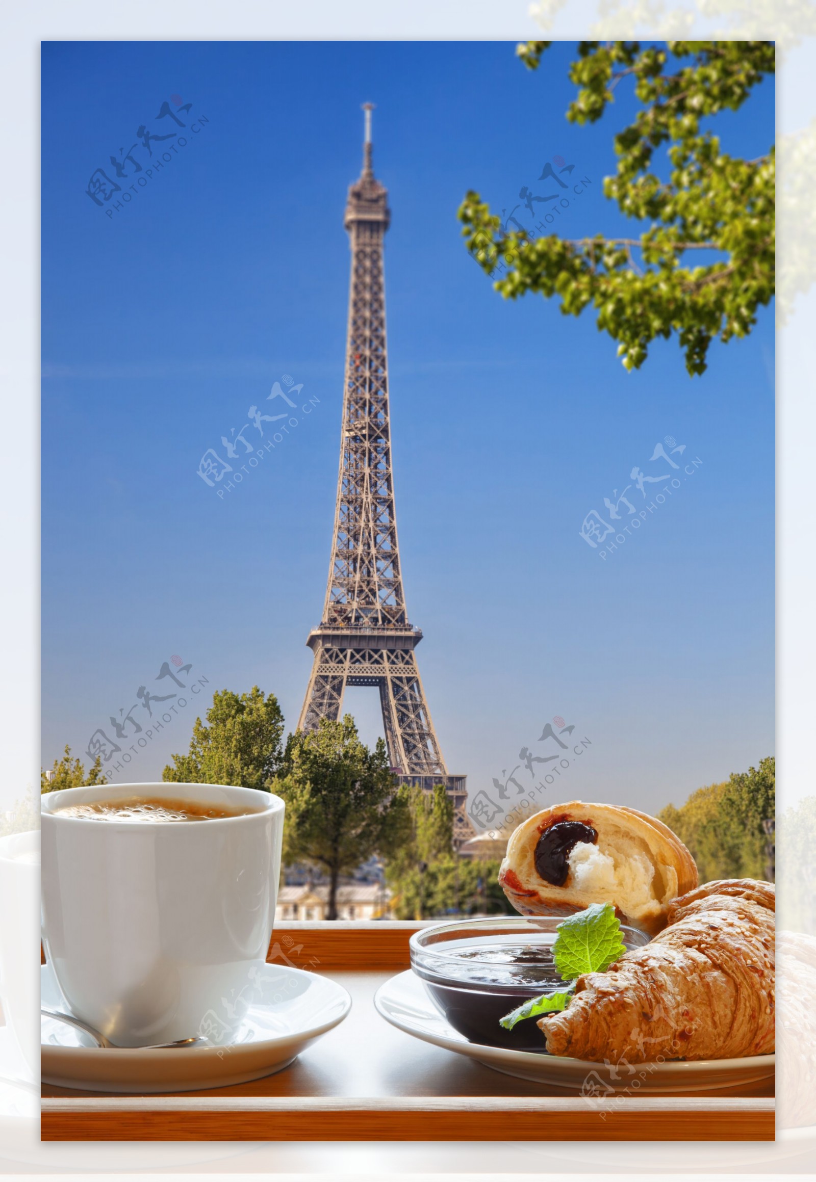 菲尔铁塔下的咖啡与面包图片