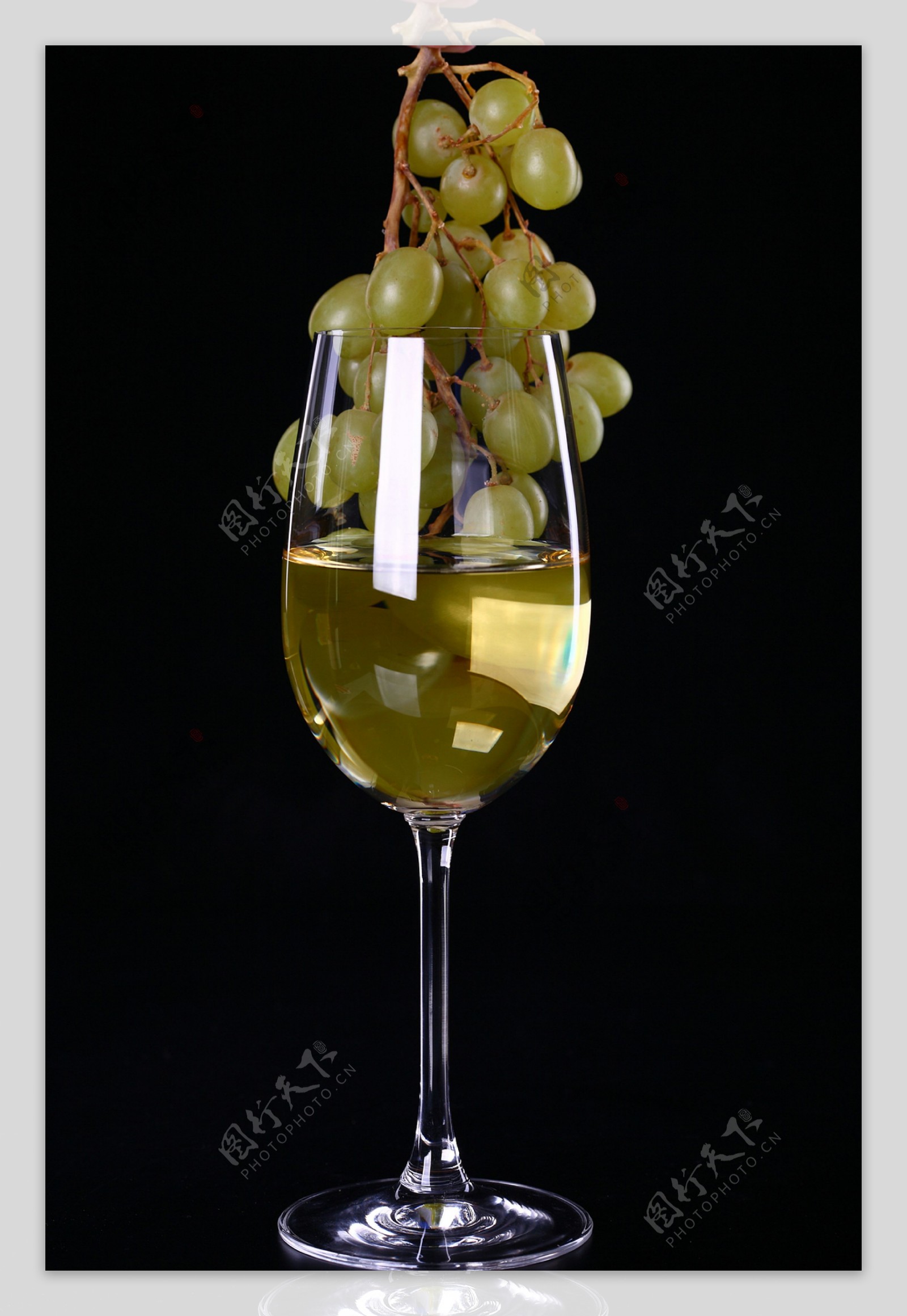 一杯葡萄酒与葡萄图片